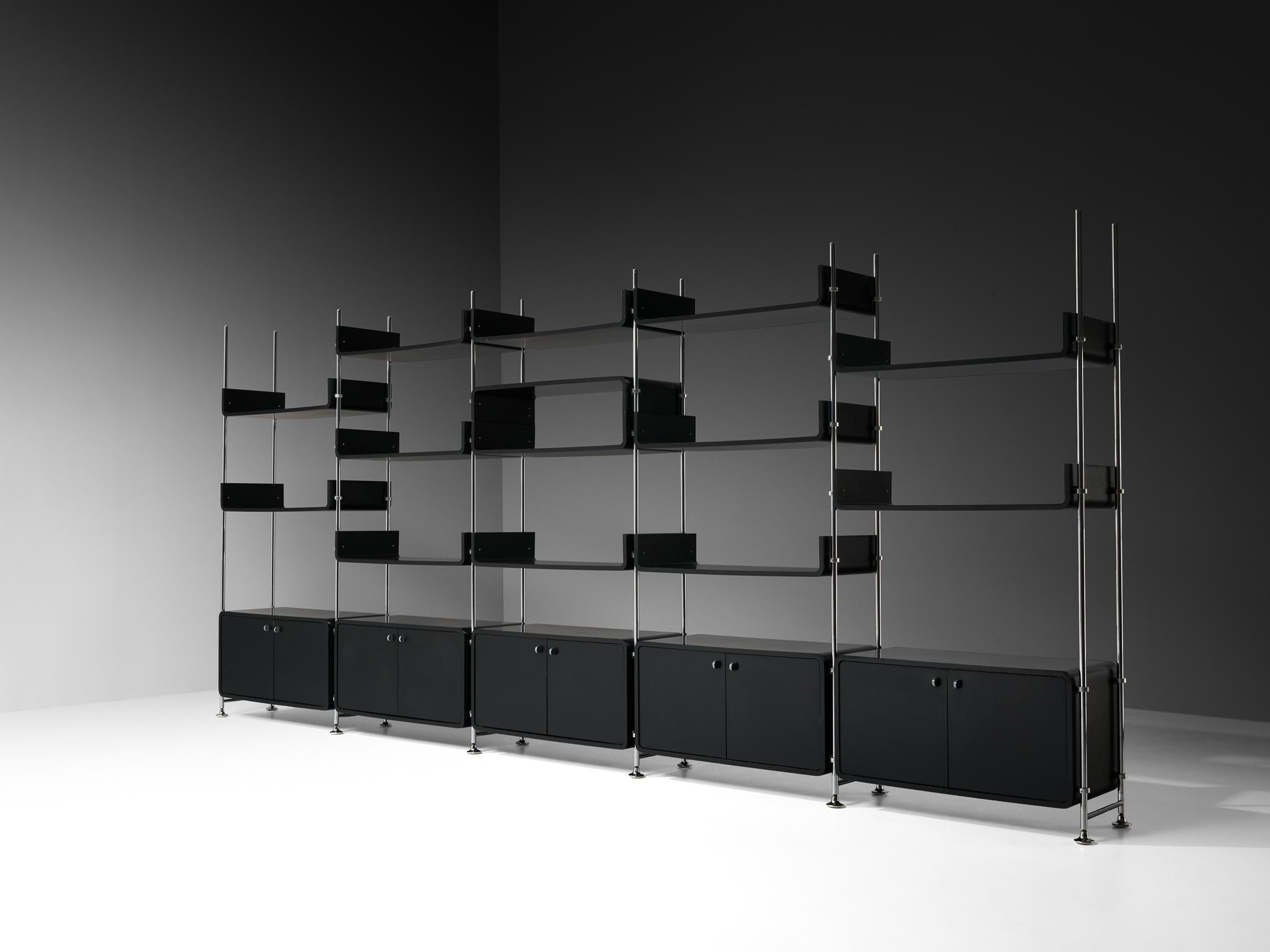 Michael Ducaroy, pensile indipendente, acciaio cromato, legno laccato, Francia, anni '70

Elegante e straordinario mobile da parete free-standing progettato da Michael Ducaroy negli anni Settanta. In cinque colonne ci sono cinque armadi chiusi e