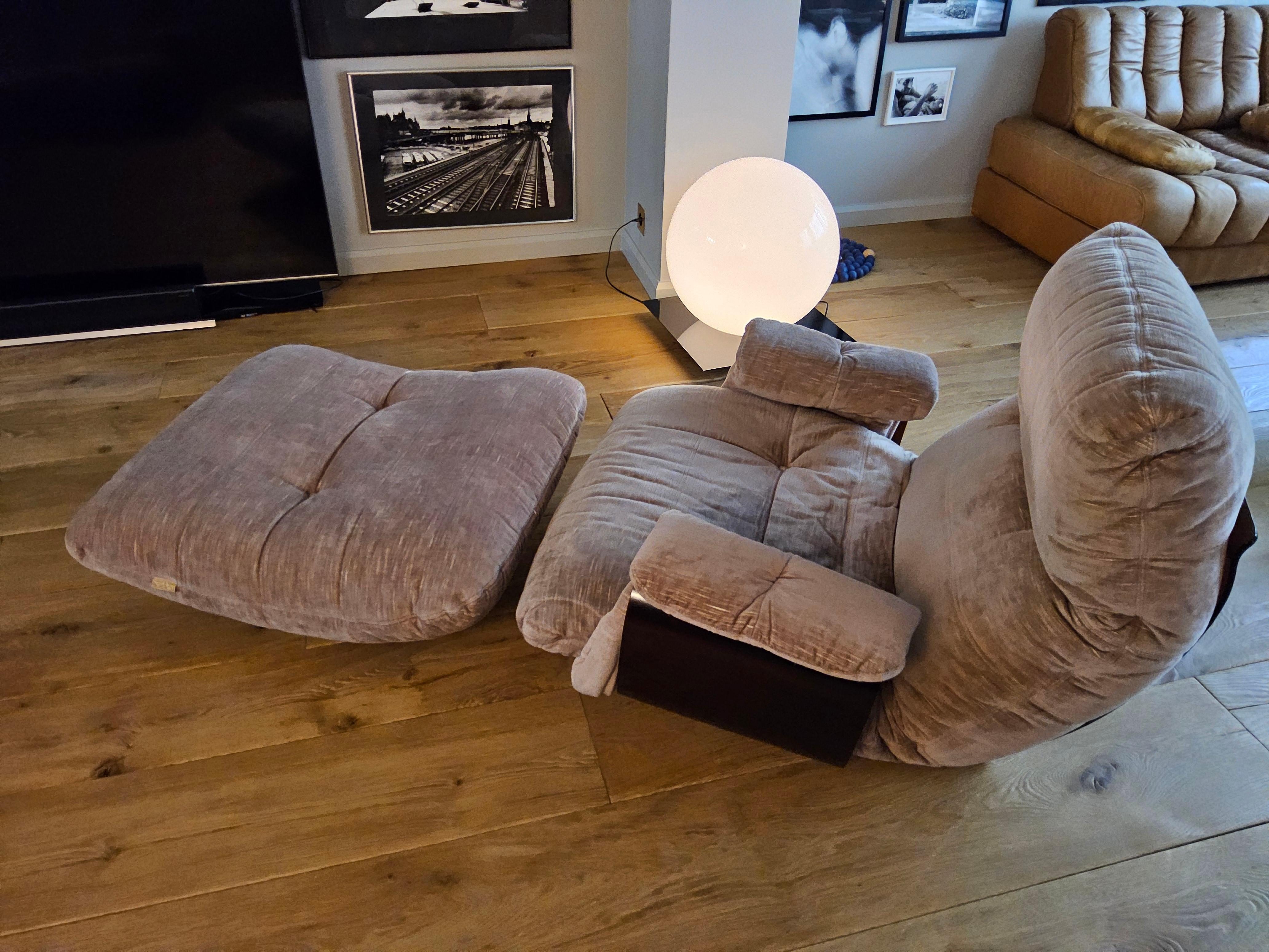 Ensemble Michel Ducaroy pour Ligne Roset modèle Marsala 1970 structure en plexiglas thermoformé marron et tissu velours beige comprenant : 
1 canapé 3 places
2 fauteuils 
1 ottoman 
Dimensions 
Canapé 
H 80 
Long 225
P 105 
Fauteuils 
H 80
L 83 
P