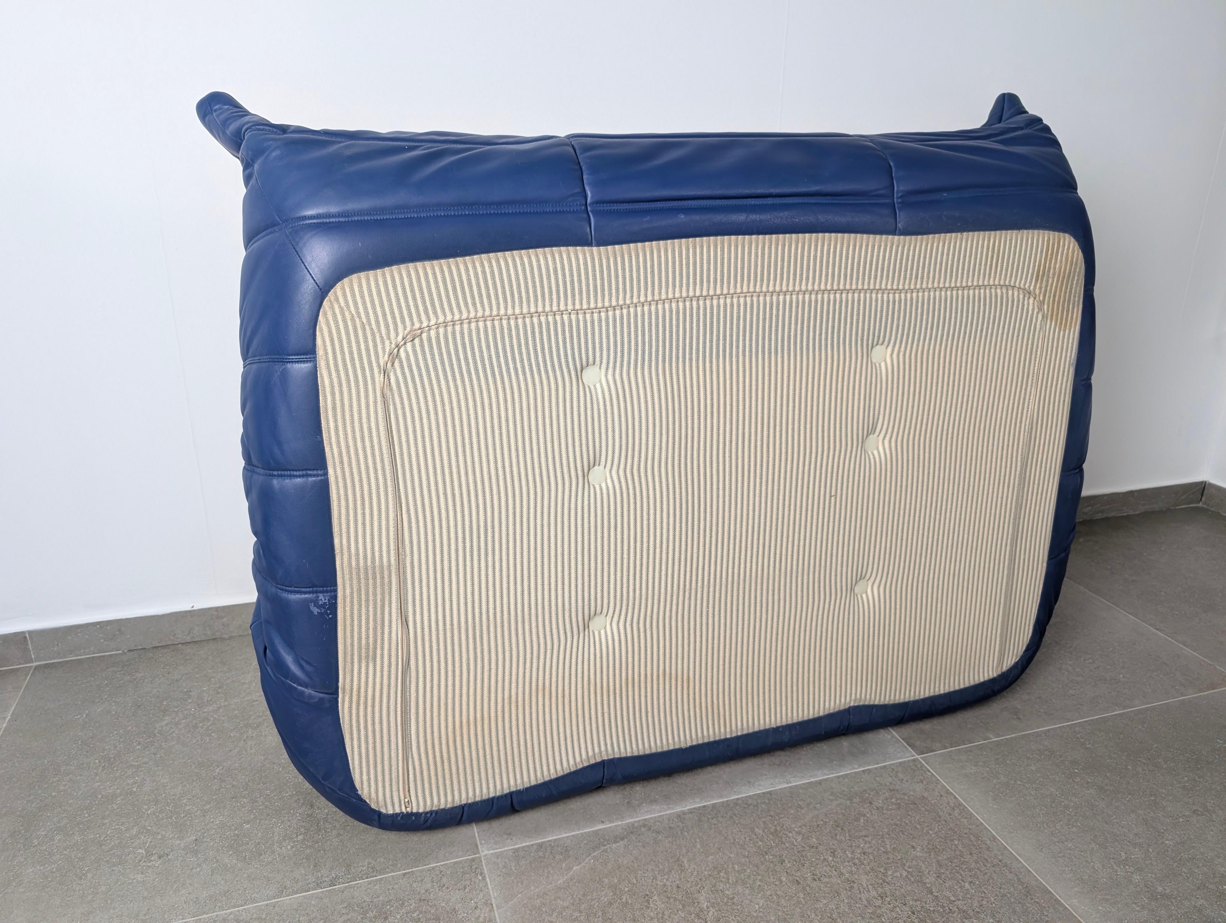 Poltrona Togo di Michel Ducaroy in pelle blu per Ligne Roset, Francia, anni '80 in vendita 4