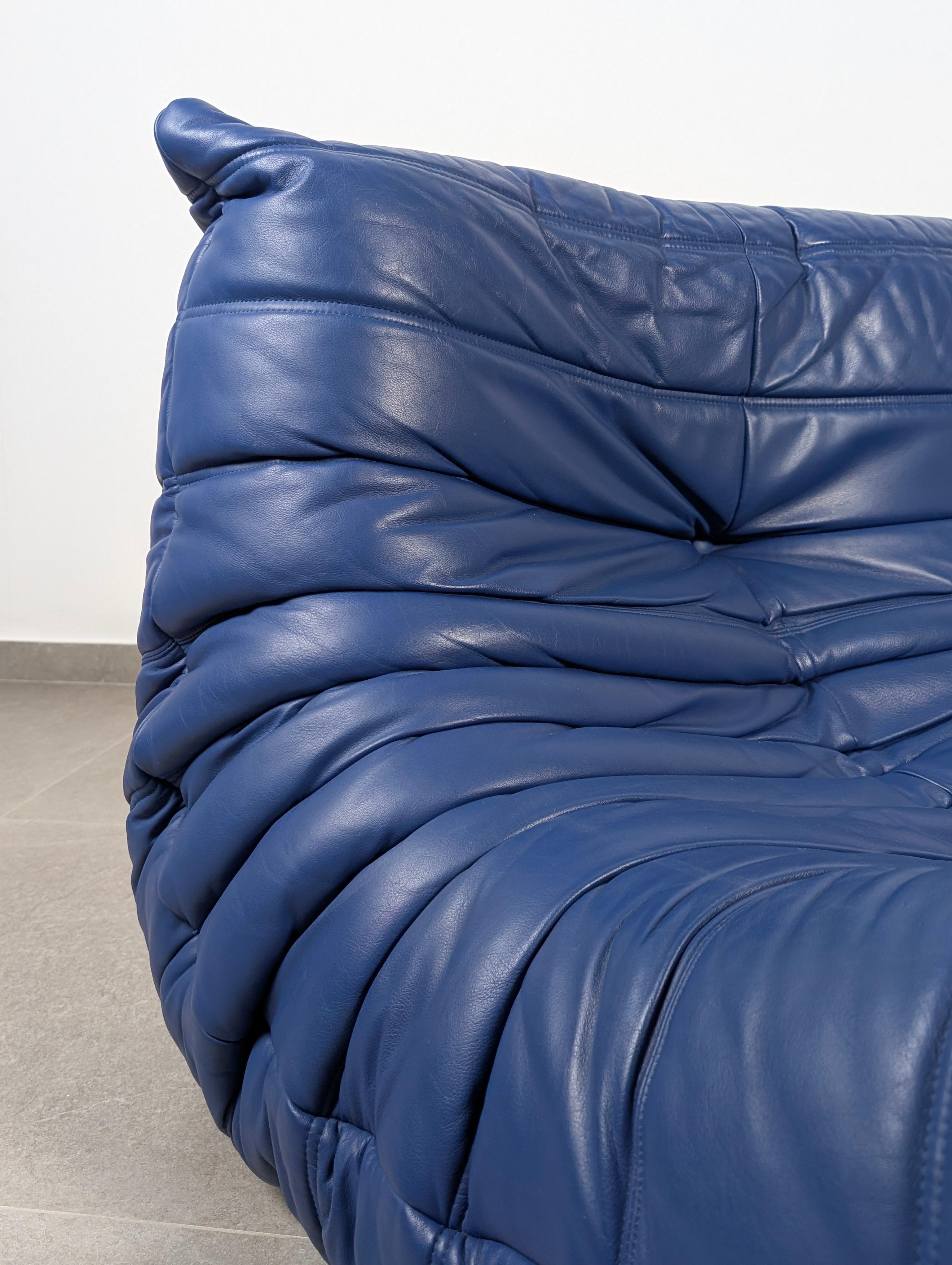 Postmoderno Poltrona Togo di Michel Ducaroy in pelle blu per Ligne Roset, Francia, anni '80 in vendita