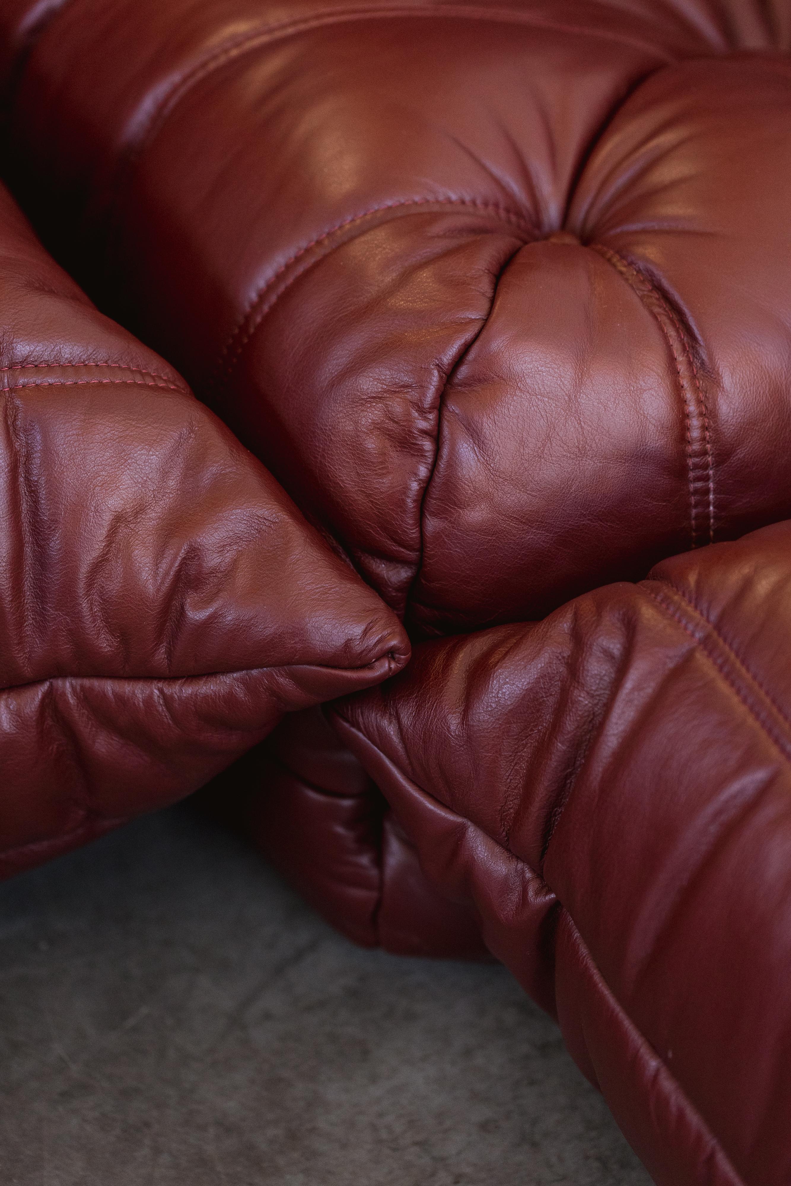Michel Ducaroy “Togo” Modular Sofa for Ligne Roset, Burgundy, 1973, Set of 4 In Good Condition For Sale In Lonigo, Veneto