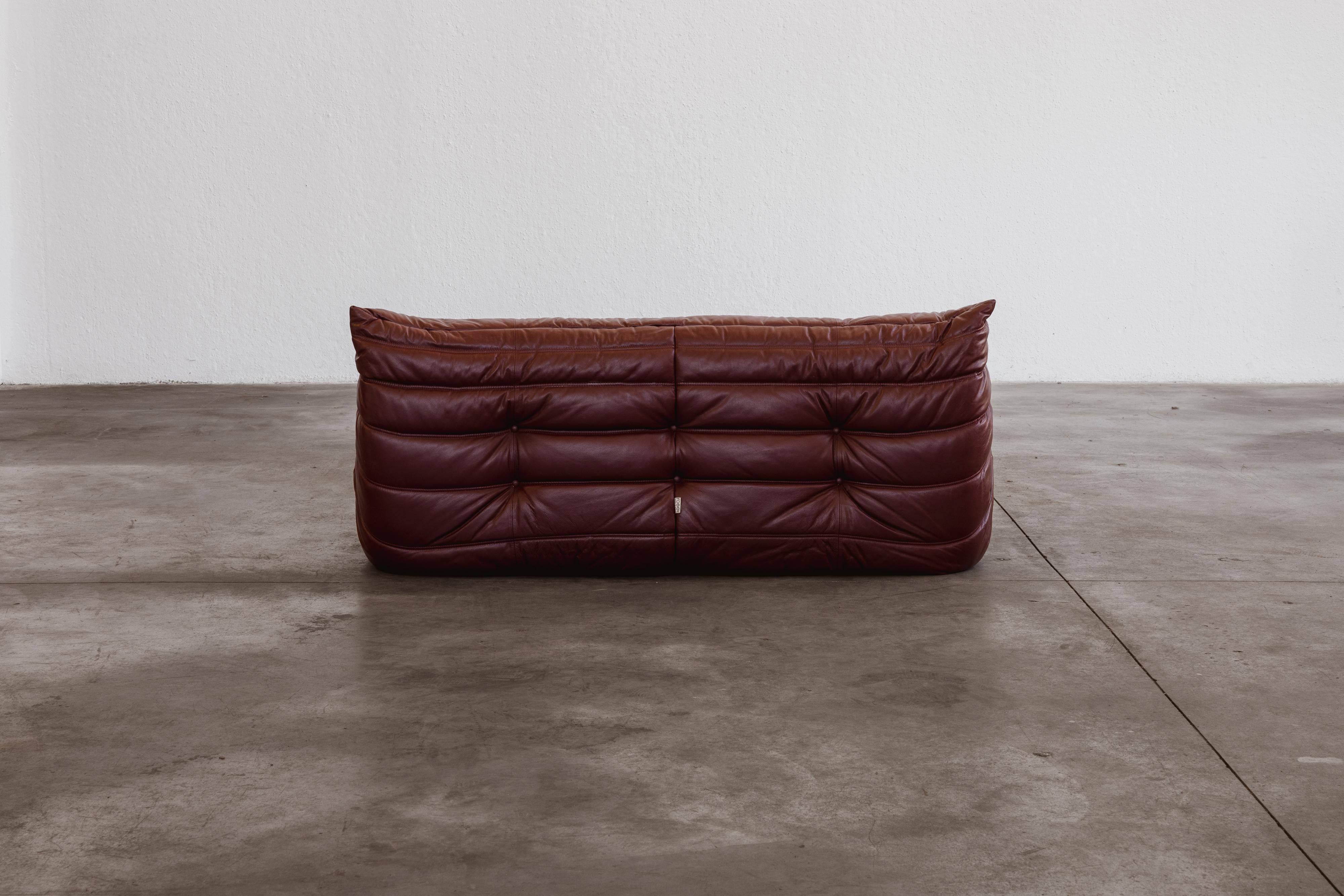 Michel Ducaroy Togo Dreisitzer-Sofa für Ligne Roset, burgunderrotes Leder, 1973 im Angebot 4