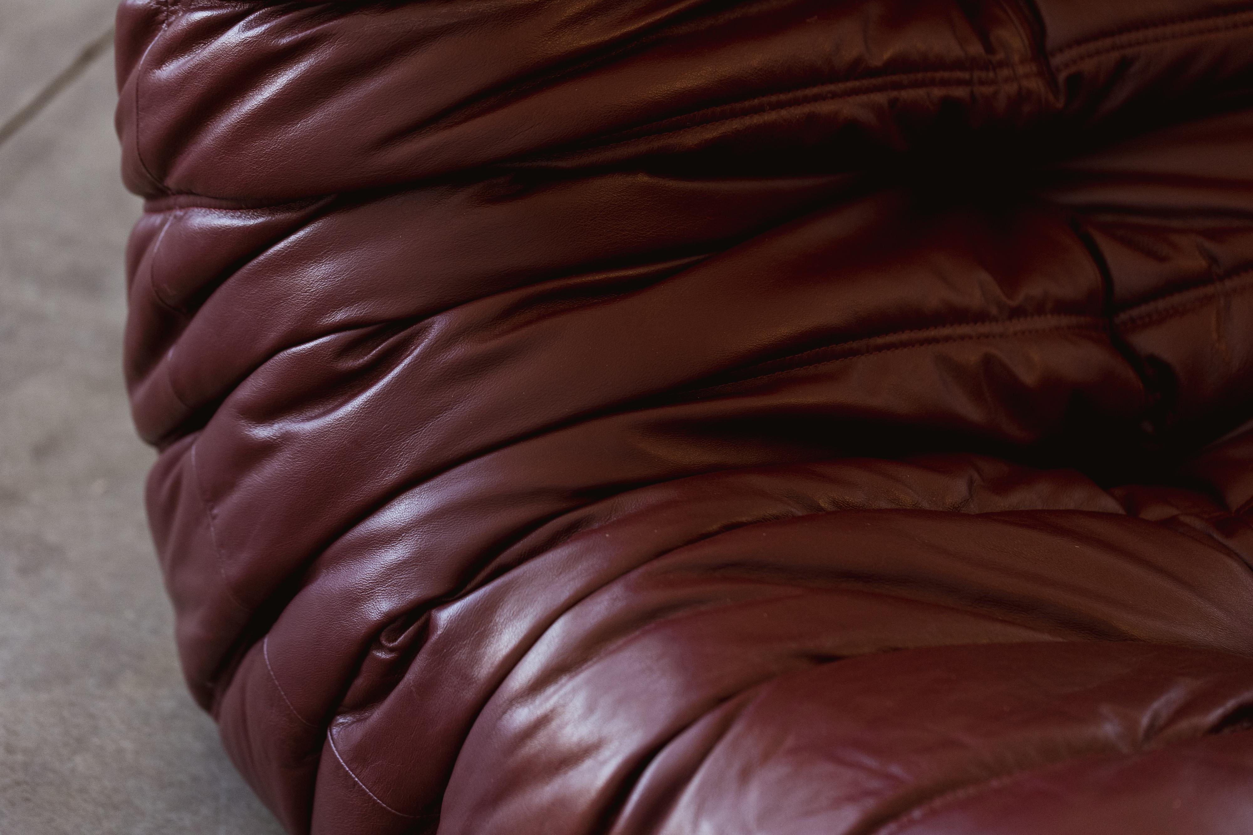 Michel Ducaroy Togo Dreisitzer-Sofa für Ligne Roset, burgunderrotes Leder, 1973 im Angebot 1