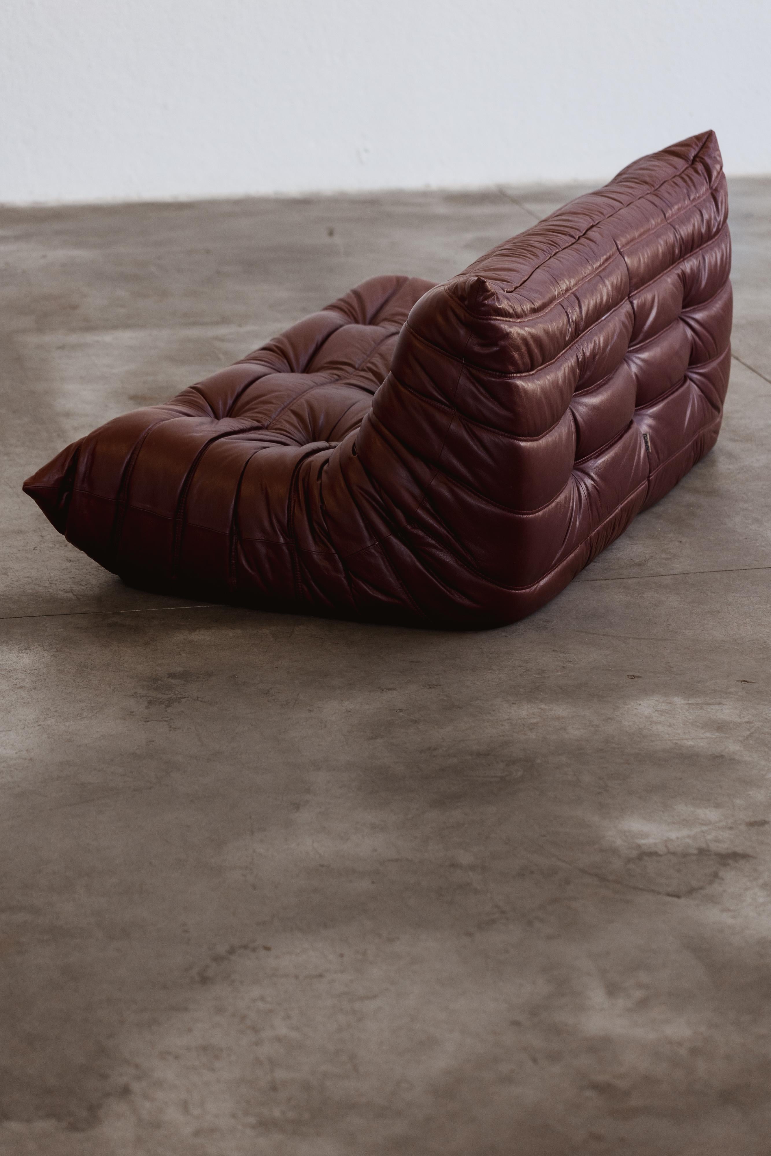 Michel Ducaroy Togo Dreisitzer-Sofa für Ligne Roset, burgunderrotes Leder, 1973 im Angebot 2