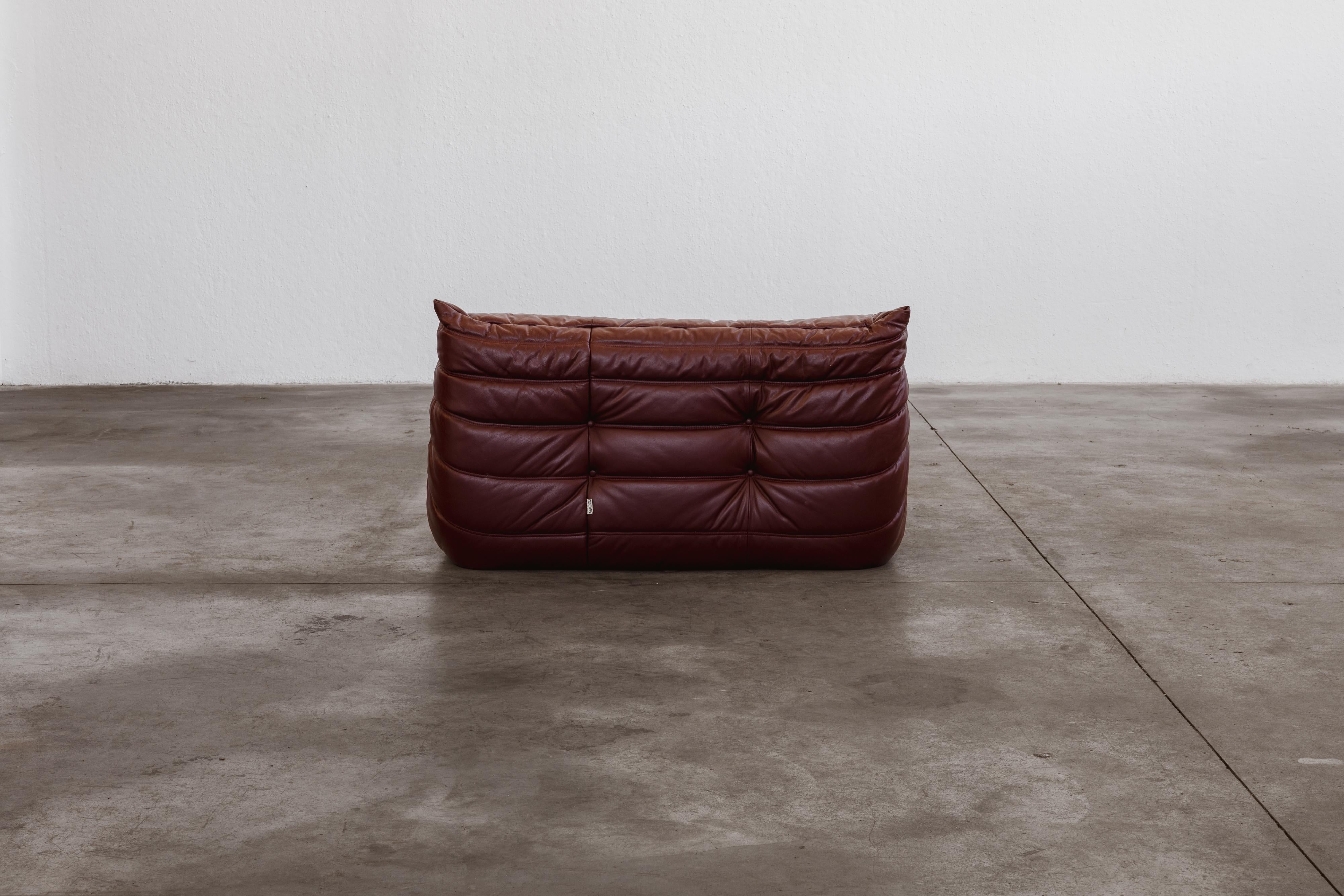 Michel Ducaroy Togo Zweisitzer-Sofa für Ligne Roset, burgunderrotes Leder, 1973 im Angebot 4