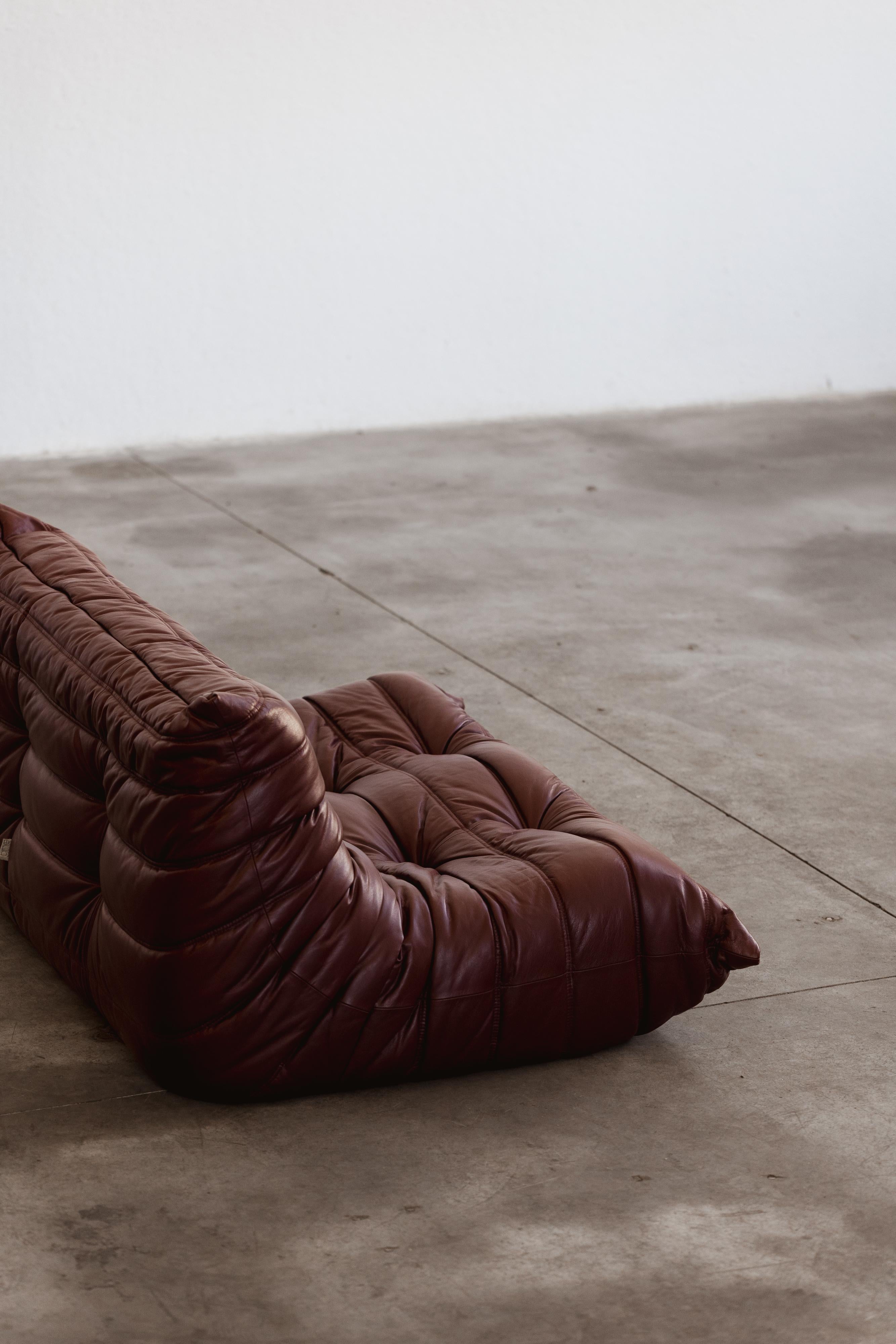 Michel Ducaroy Togo Zweisitzer-Sofa für Ligne Roset, burgunderrotes Leder, 1973 (Ende des 20. Jahrhunderts) im Angebot
