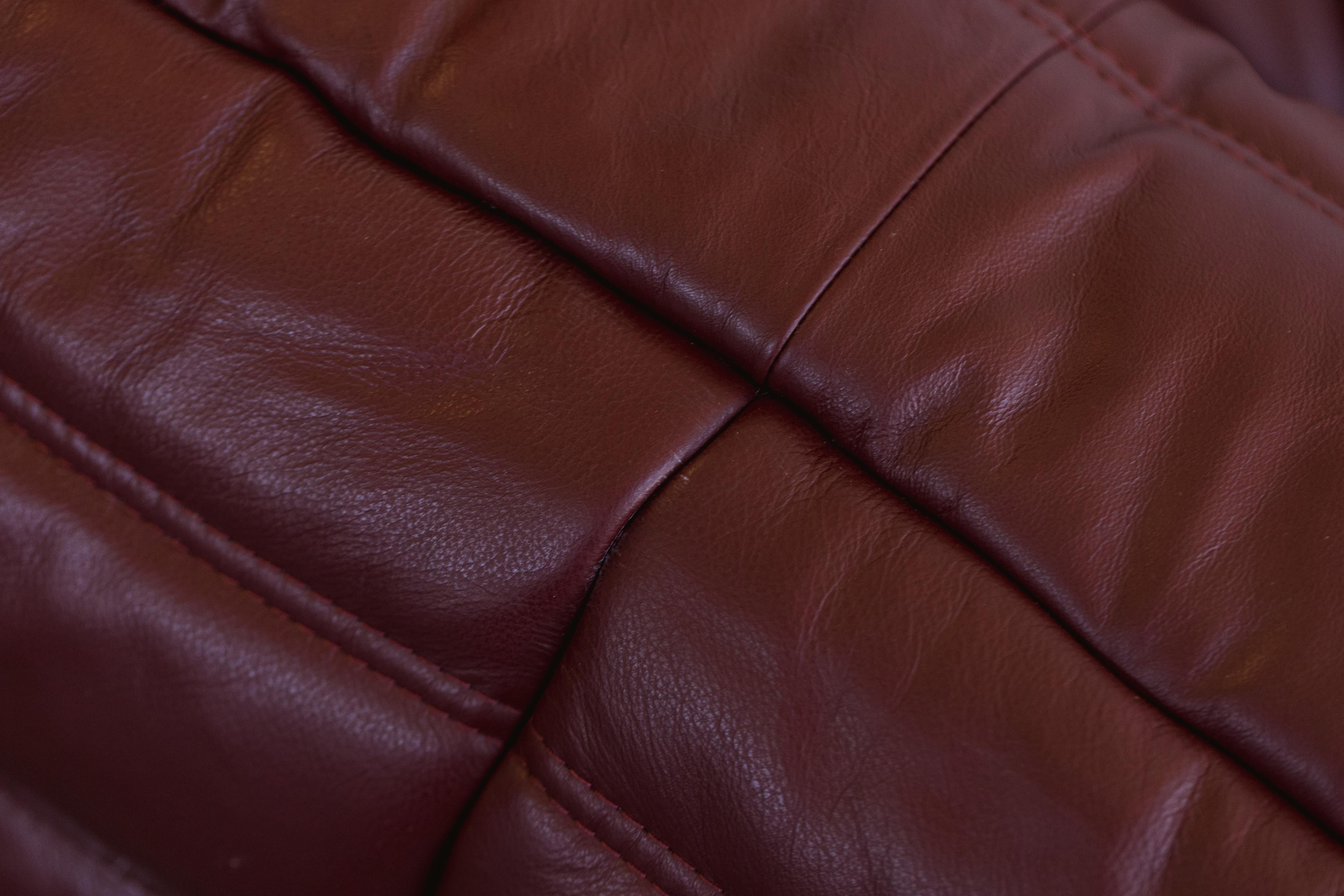 Michel Ducaroy Togo Zweisitzer-Sofa für Ligne Roset, burgunderrotes Leder, 1973 im Angebot 1