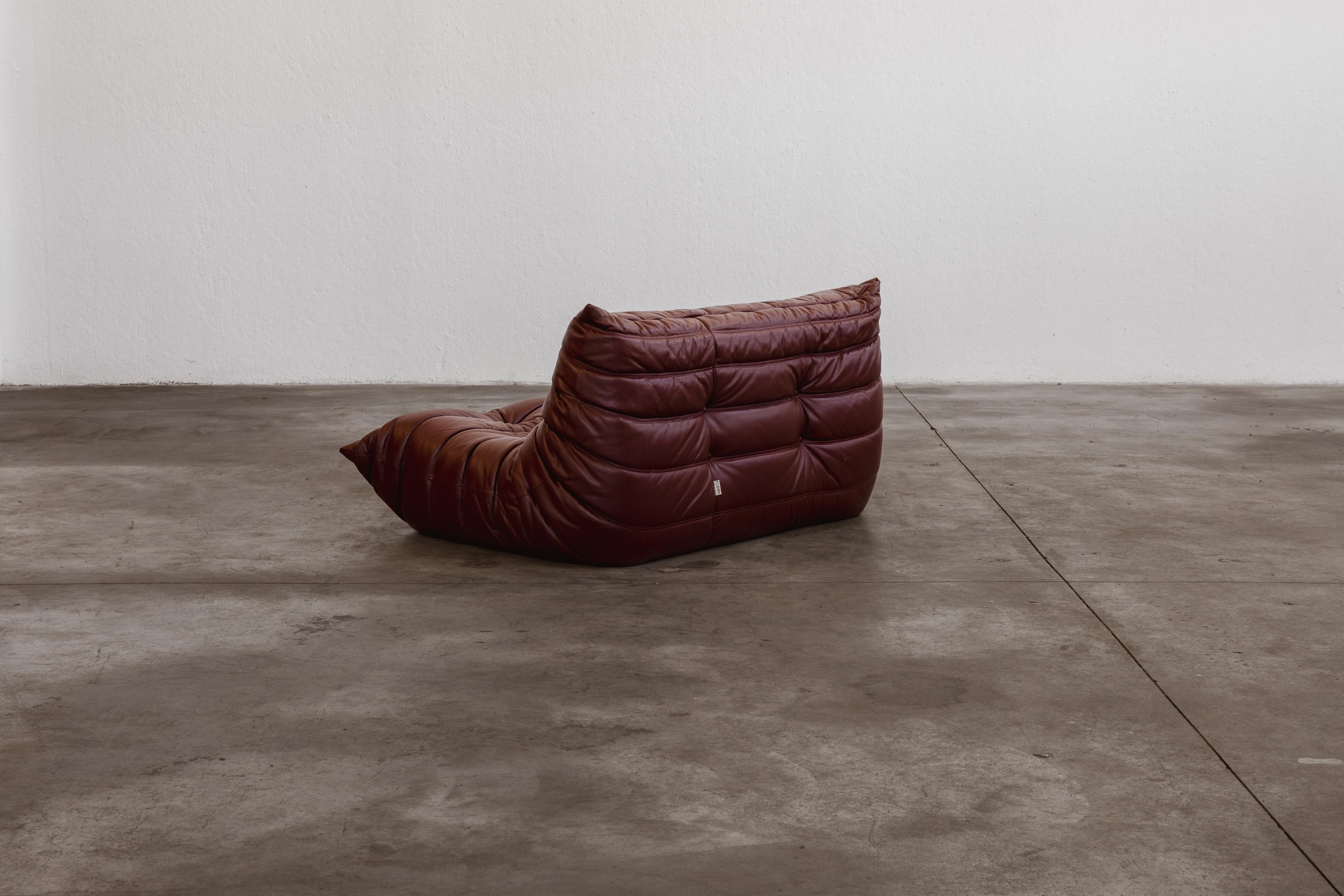 Michel Ducaroy Togo Zweisitzer-Sofa für Ligne Roset, burgunderrotes Leder, 1973 im Angebot 2