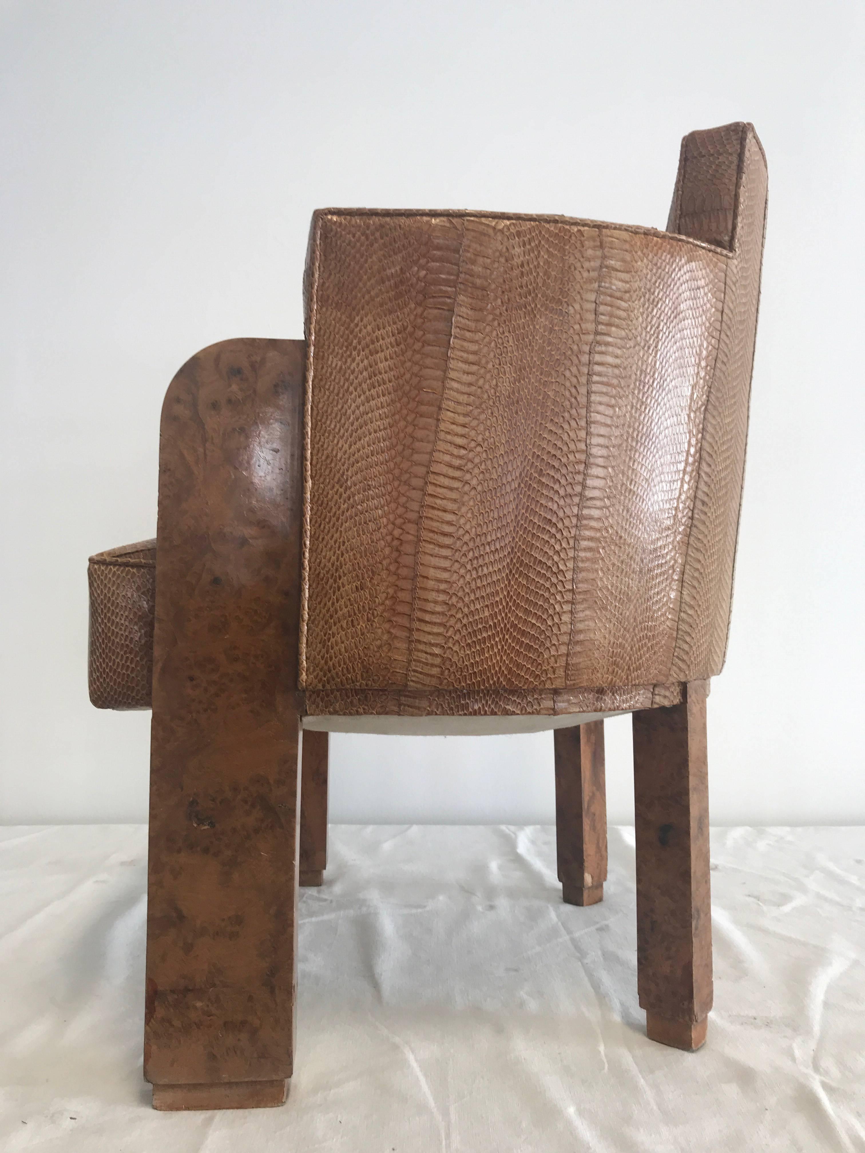 Michel Duffet Sessel, die Holzteile sind mit Ulmenwurzel-Furnier überzogen, Polsterung mit Schlangenhaut, das Furnier ist nicht perfekt - kleine Schäden wie auf den Bildern zu sehen,
Der Stuhl ist an der Rückenlehne 73 cm hoch, 56 cm breit, die