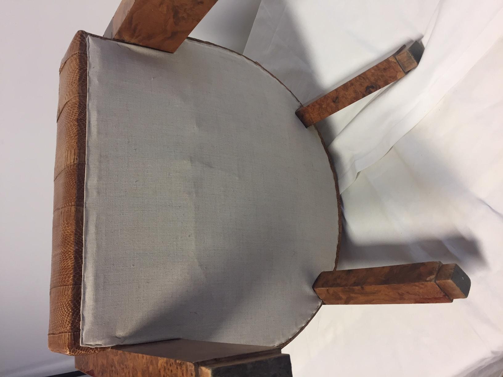 Début du 20ème siècle Fauteuil Art déco Michel Duffet en placage de broussin d'orme et tissu d'ameublement en peau de serpent en vente
