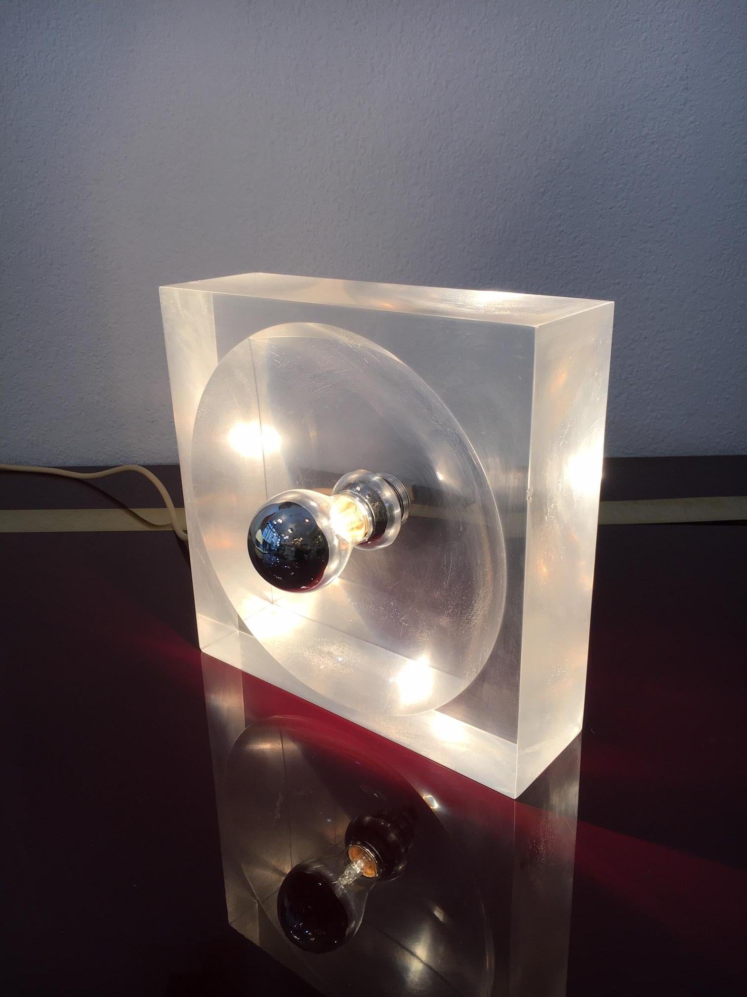 Quadratische gebogene Acryl-Tischlampe von Michel Dumas, Frankreich ca. 1970s
Acryl ist leicht verblasst.
Chrom-Details. 
30 x 30 cm.
 
