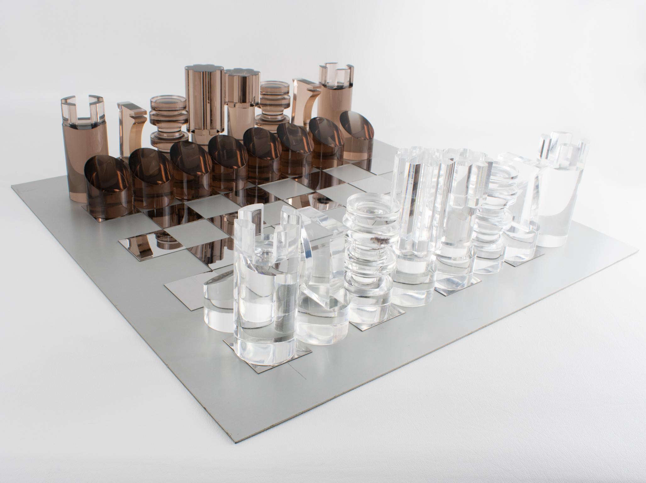 Juego de ajedrez modernista Michel Dumas con tablero original, Francia, hacia 1970
Diseñado por el célebre diseñador francés Michel Dumas y vendido por Roche Bobois, este llamativo juego de ajedrez es un raro ejemplo del diseño modernista de los