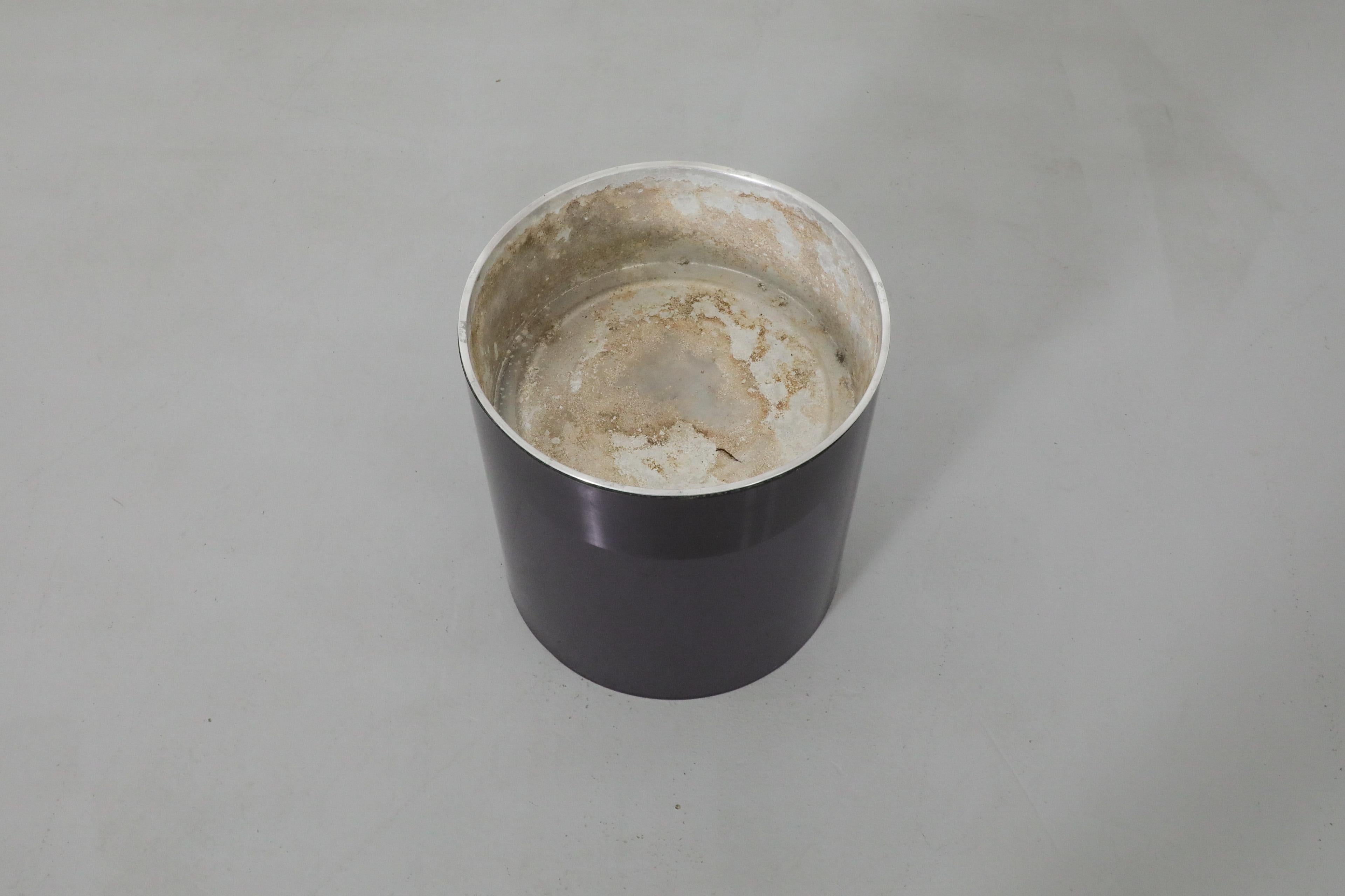 Michel Dumas per Roche Bobois Vaso in plexi fumé con piatto in alluminio incassato in vendita 5
