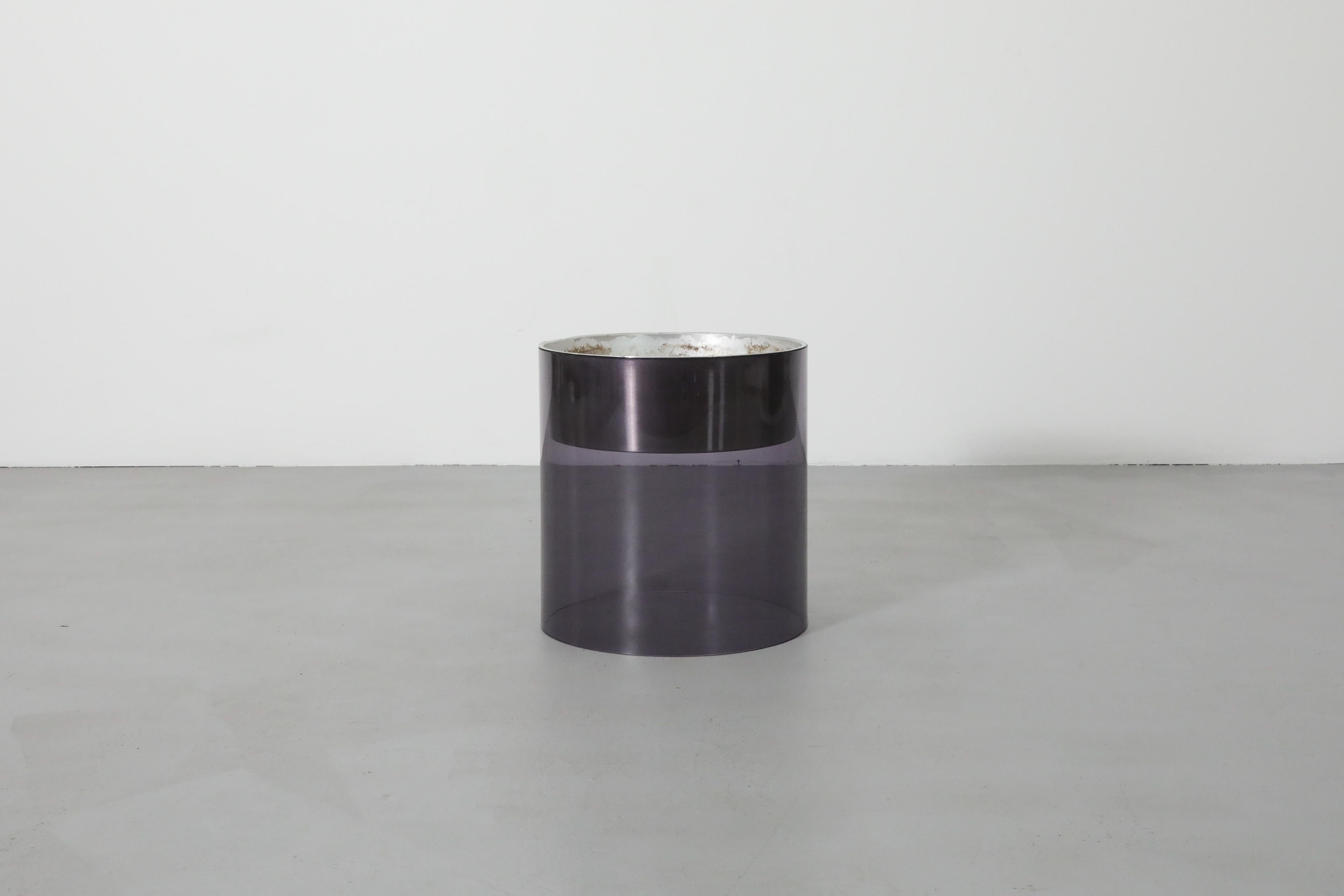 Olandese Michel Dumas per Roche Bobois Vaso in plexi fumé con piatto in alluminio incassato in vendita