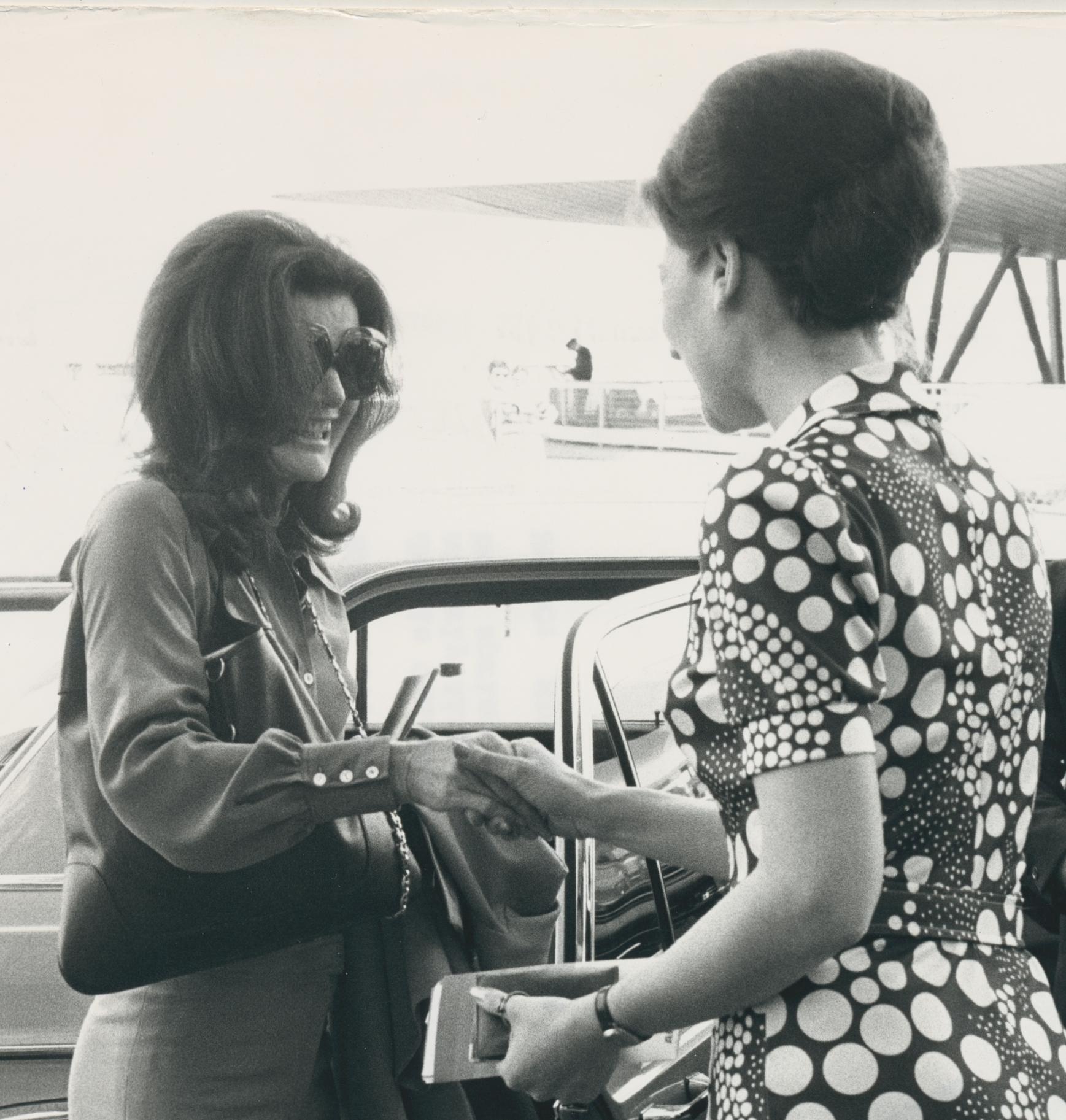 Jackie Kennedy all'aeroporto di Parigi, Francia, anni '70 ca. - Art Moderno di Michel Giniès