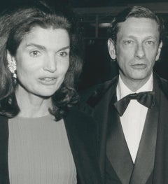 Jackie Kennedy con la compagnia, Fotografia in bianco e nero, ca. 1970s