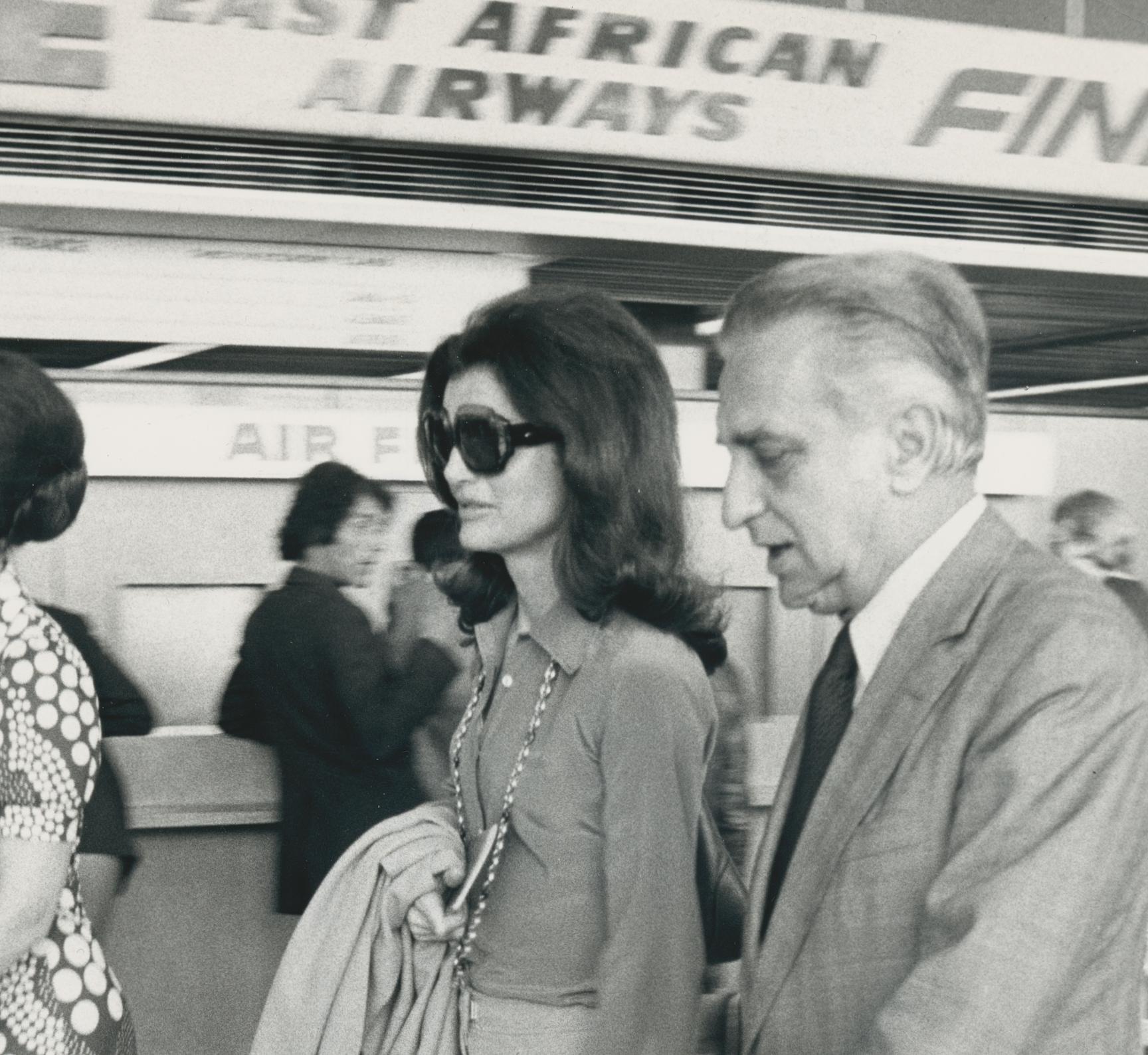 Jackie O. at the airport, Paris, France - Modern Photograph by Michel Giniès