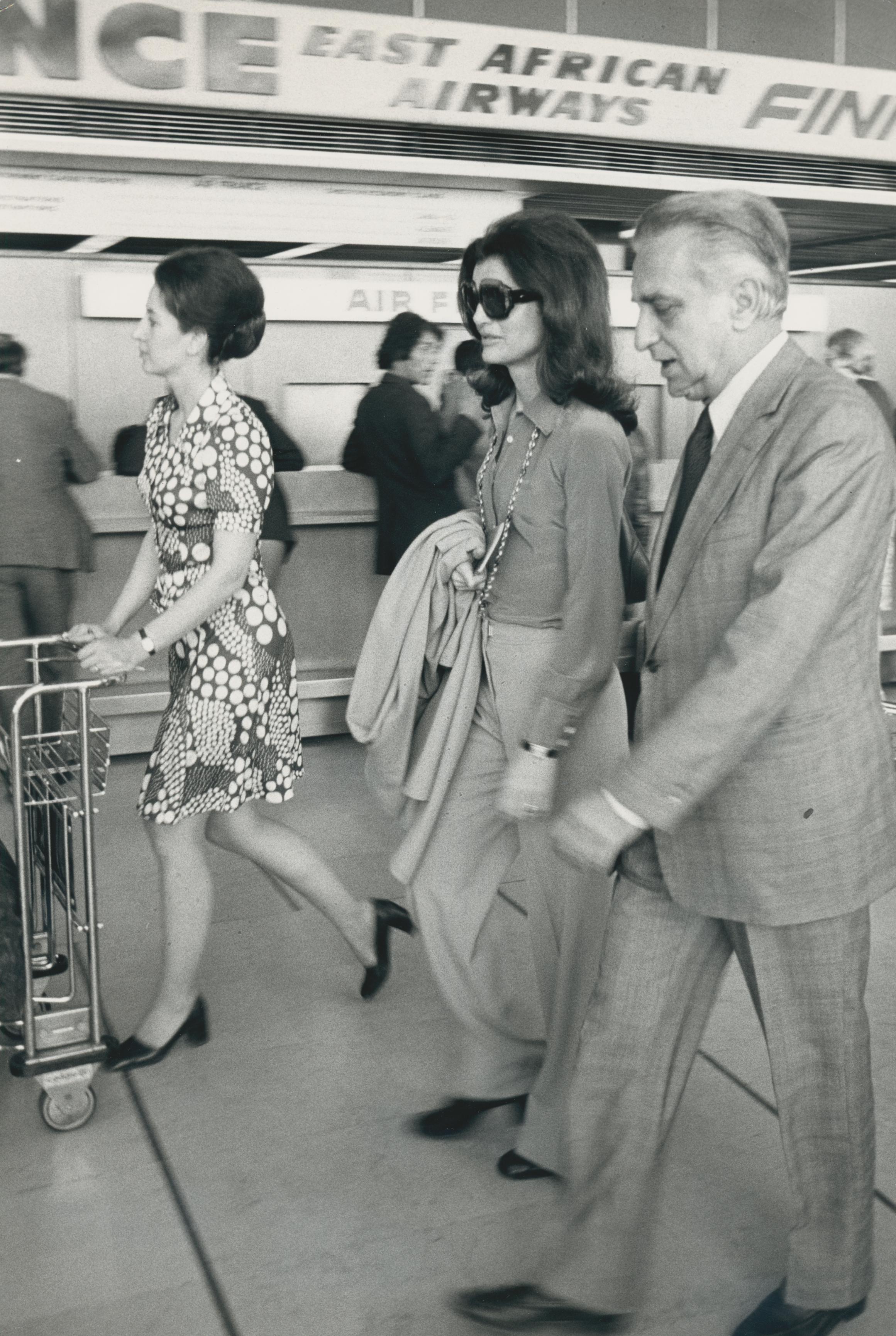 Michel Giniès Black and White Photograph - Jackie O. at the airport, Paris, France