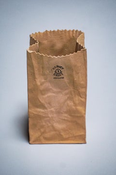 Jarrón de cerámica «Trompe-l'Oeil Paper Bag» de Michel Harvey, década de 1980
