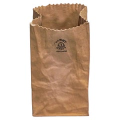 Jarrón de cerámica «Trompe-l'Oeil Paper Bag» de Michel Harvey, década de 1980