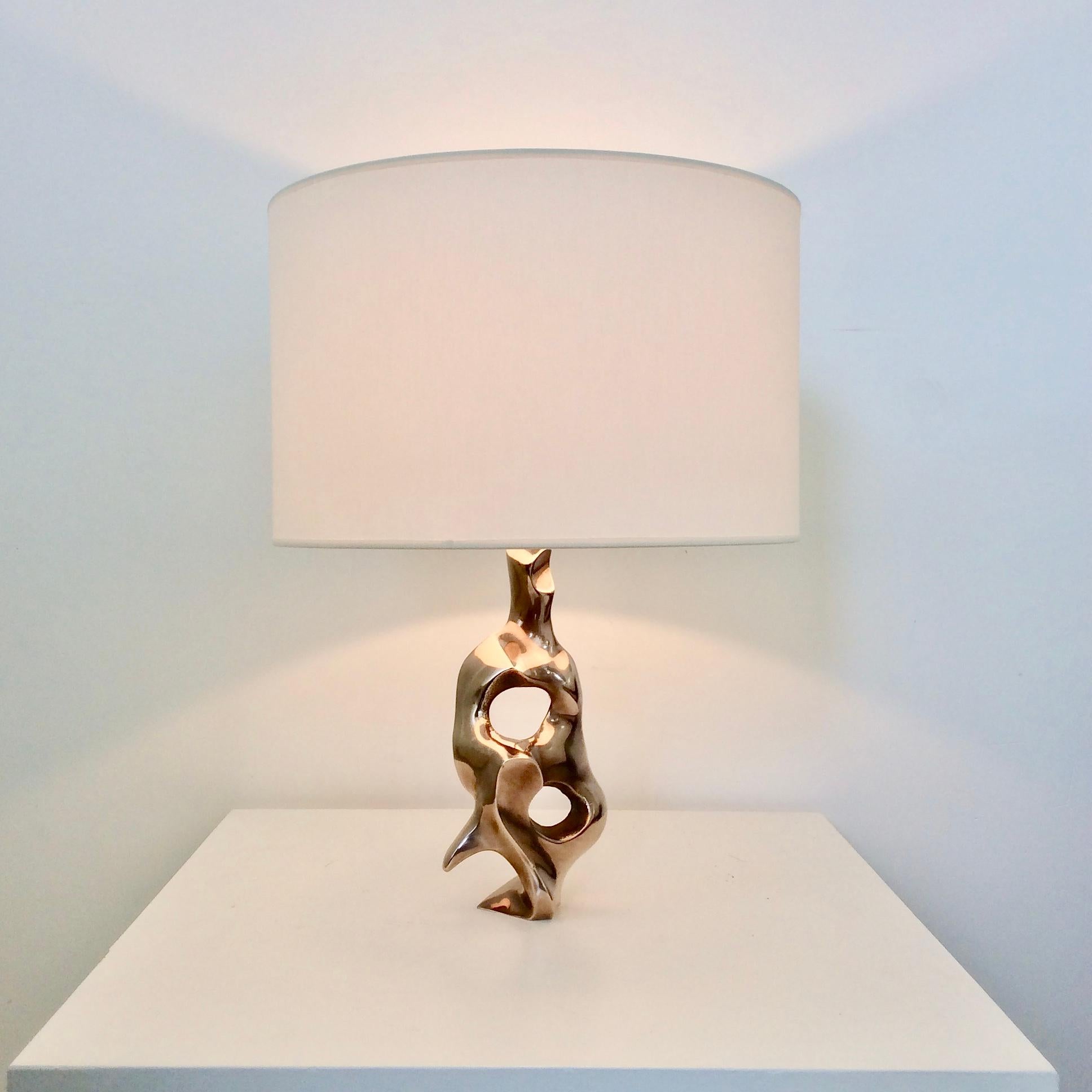 Nice Michel Jaubert sculptural table lamp, circa 1975, France.
Abstract polished bronze, fabric shade. Signed Jaubert.
Dimensions: 45 cm height, diameter 34 cm.
Height of the bronze: 24 cm. Height of the shade 21cm.
One B22 bulb of 40 W.
Good