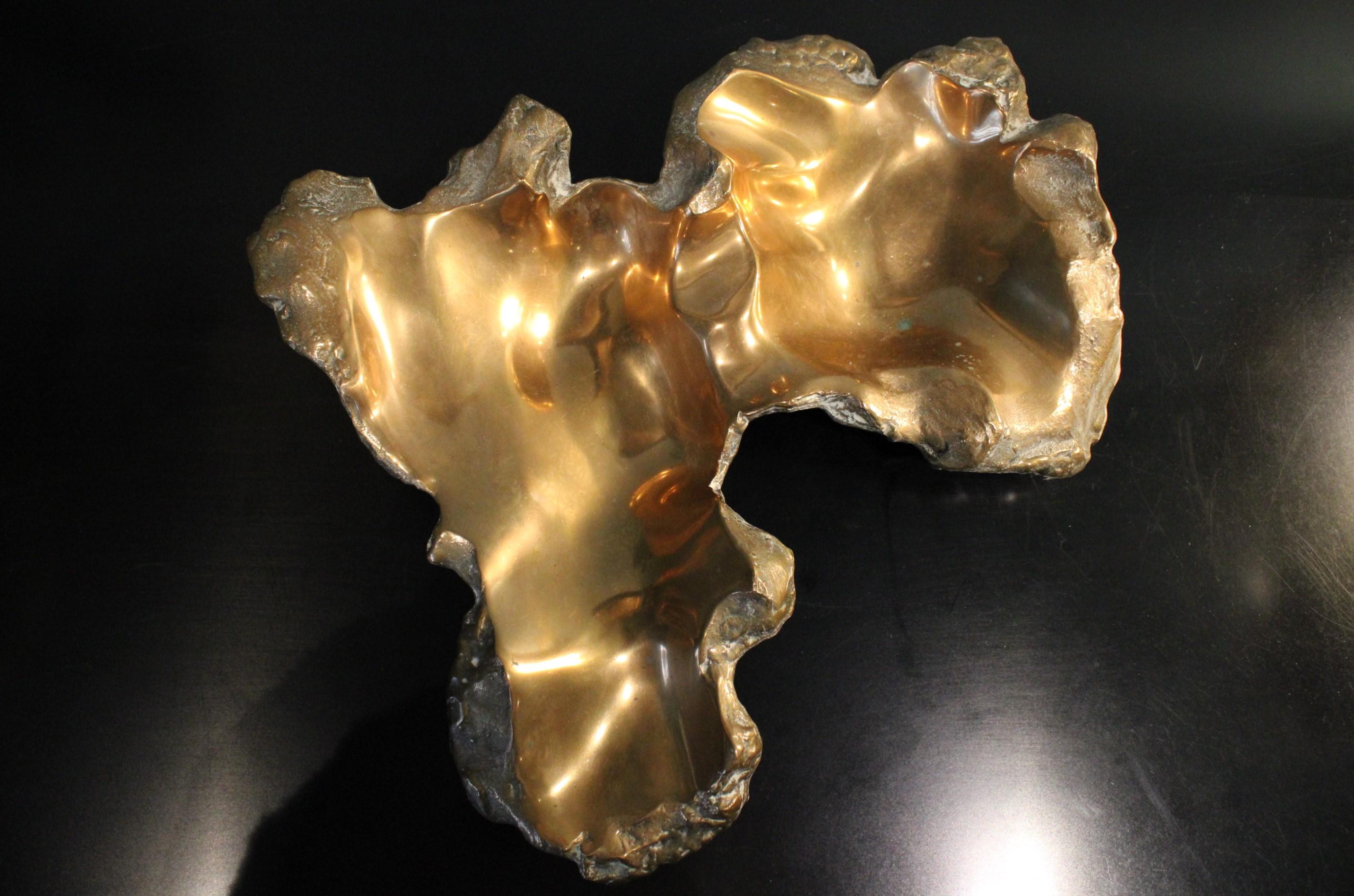 Polished gold bronze vide-poche. 
Signed : Michel Jaubert, numeroted : 29/200. 
Circa 1970, France.