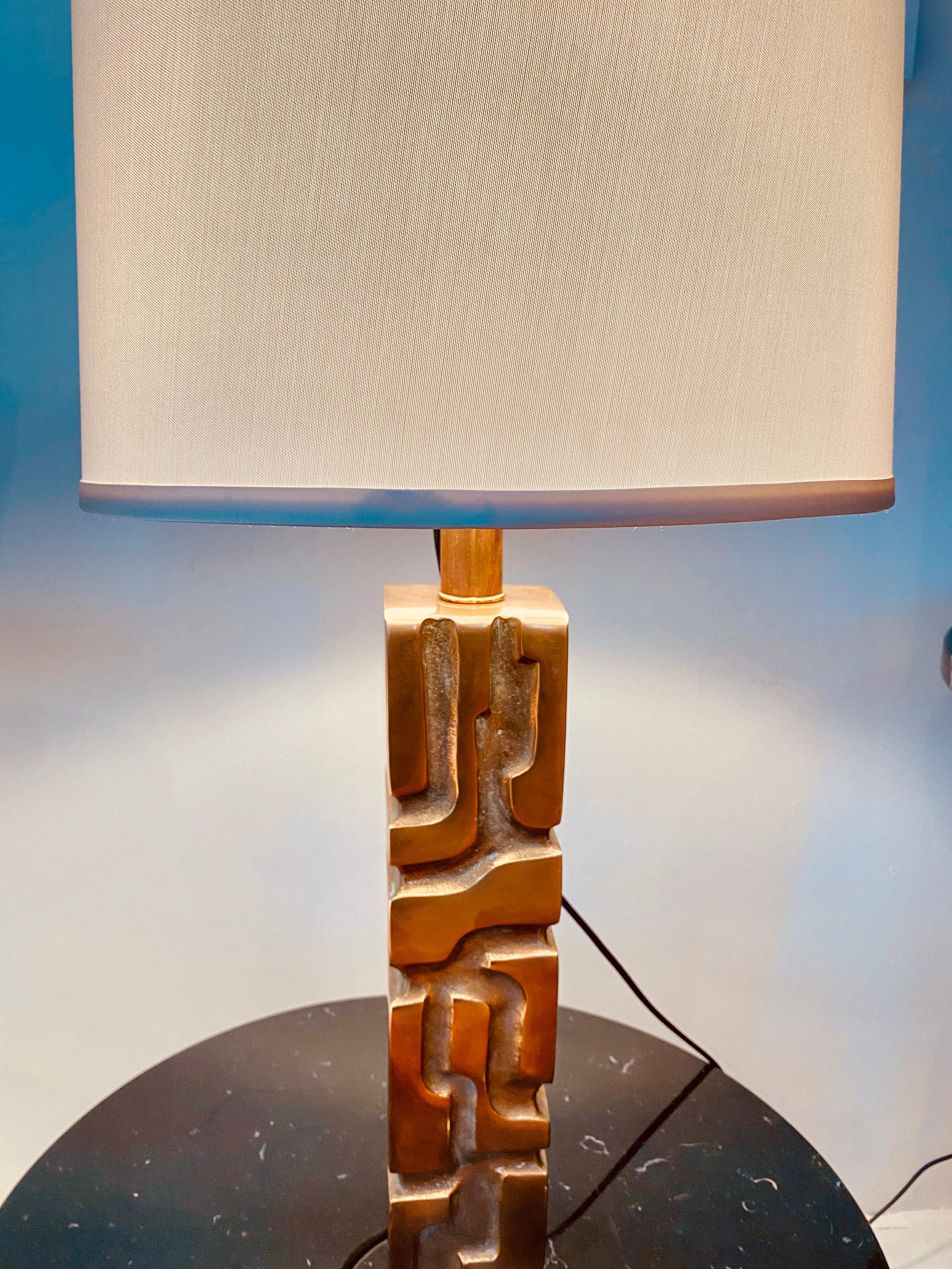 French cast bronze sculptural table lamp, signed M Jaubert, circa 1960-1970
Composed of a cast abstract bronze sculpture on a black marble base, with adjustable shade support rod for varying height shades.
Signed near bottom on bronze.
Signs of