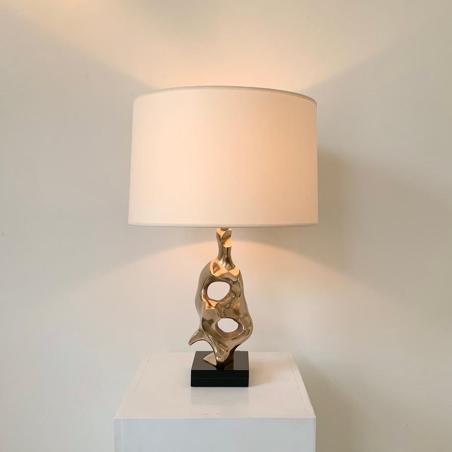 Nice Michel Jaubert signed sculptural table lamp, circa 1975, France.
Polished bronze organic form, black lacquered wood base, new off-white fabric shade.
Signed M.Jaubert on the bronze.
Rewired.
Dimensions: total height: 49 cm. Diameter of the
