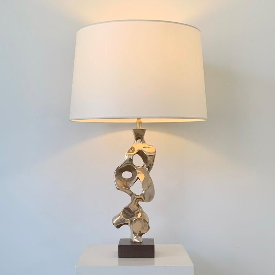 Beautiful Michel Jaubert organic form bronze table lamp, circa 1975, France.
Polished bronze, new ivory fabric shade, lacquered black wood base.
The lamp is in good condition, rewired for US or Eur use.
One E27 bulb.
Dimensions: 63 cm H, 40 cm