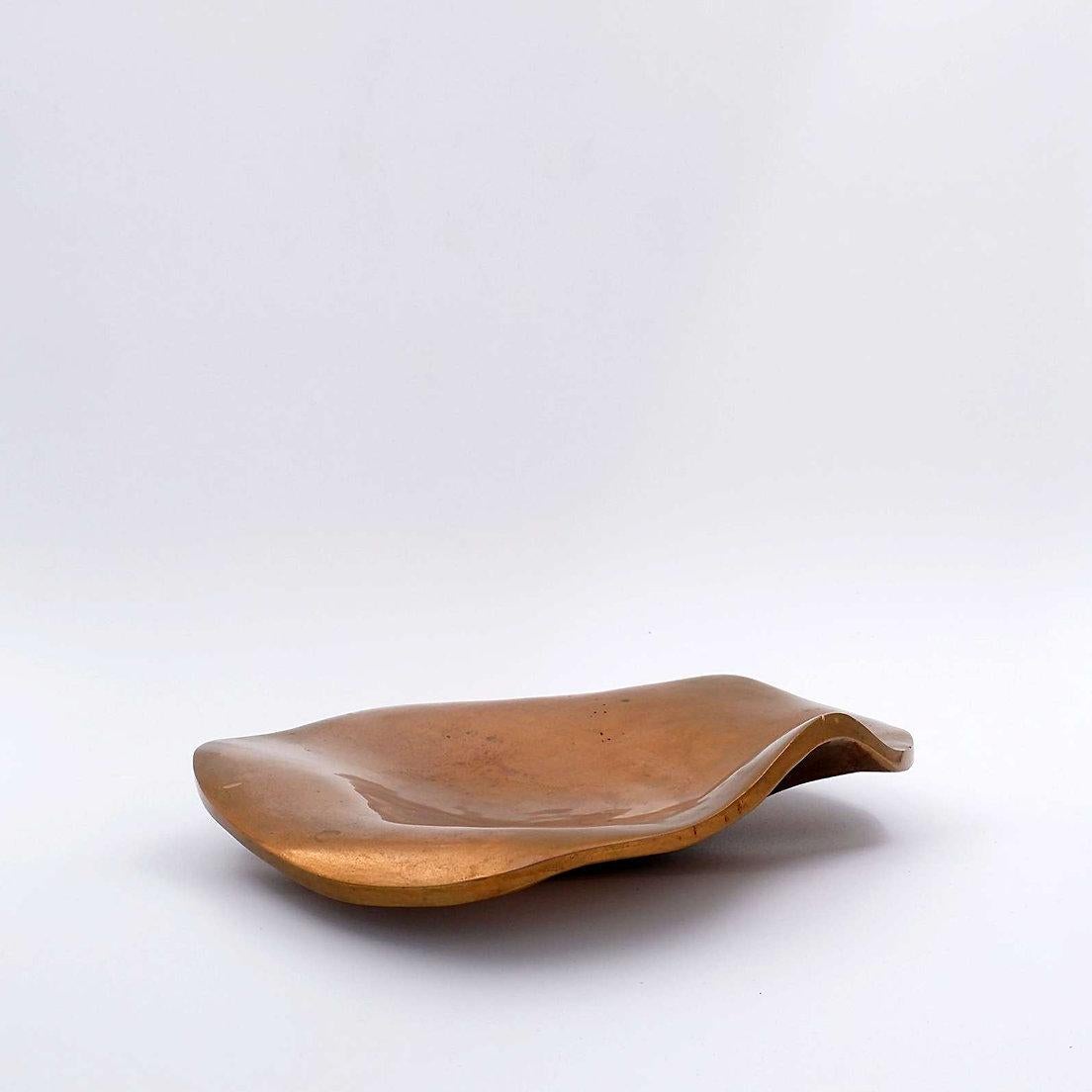 Michel Jaubert style Sculptural Bronze Dish Vide-Poches - 1970s
Bronze - decoration - Sculpture
Measures : 30cmx26cm H:5cm 
Material : Bronze 
Wear consistent with age and use.