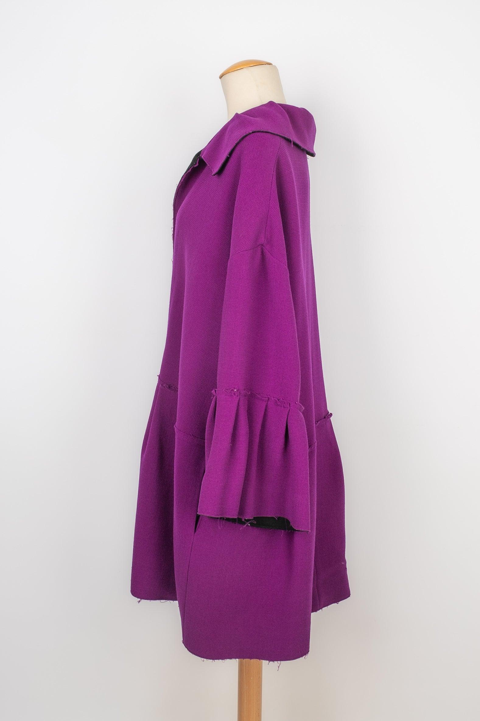 Michel Klein - (Made in France) Purple blended wool mid-length coat with a black interior. Size 38FR indicated.

Additional information:
Condition: Good condition
Dimensions: Shoulder width: 70 cm - Chest: 70 cm - Sleeve length: 43 cm - Length: 90