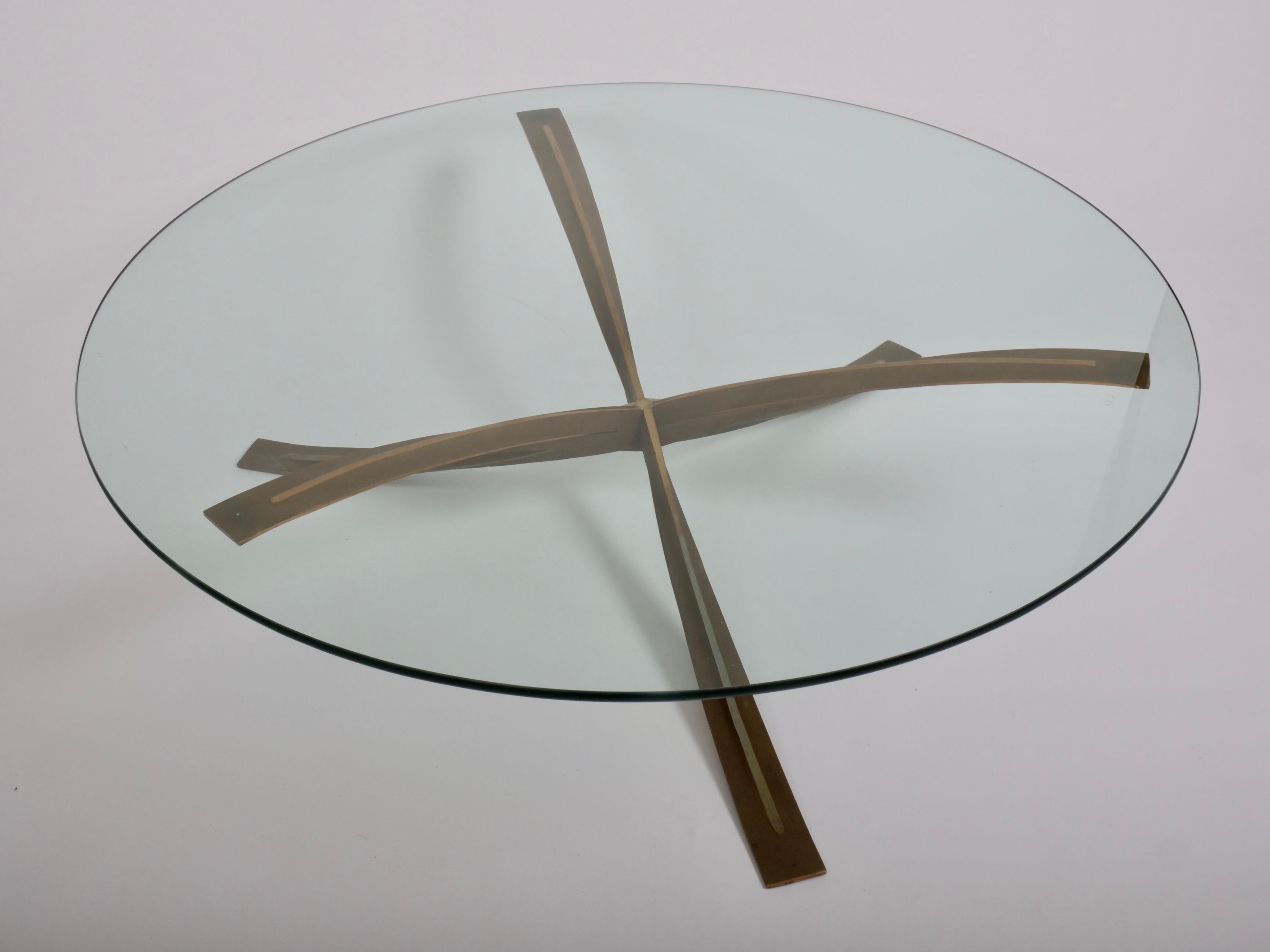 Michel Mangematin Couchtisch/Cocktailtisch aus Bronzeguss.  Frankreich um 1962 (Glas) im Angebot