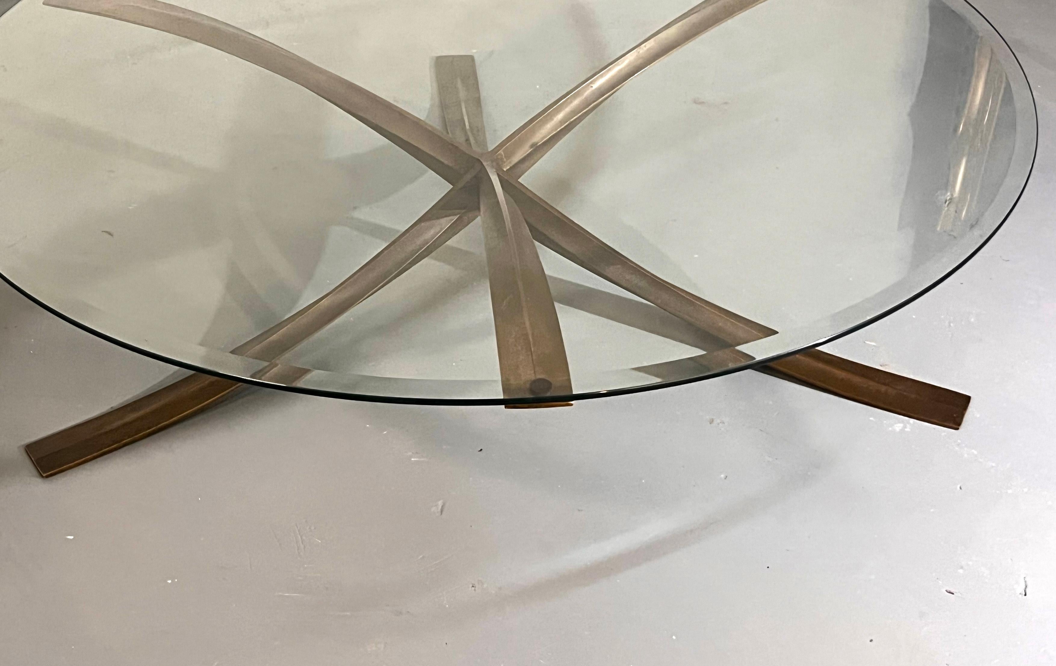 Michel Mangematin Sculptural Coffee Table with Crossed Bronze Base and Glass Top Moderno de mediados de siglo en venta