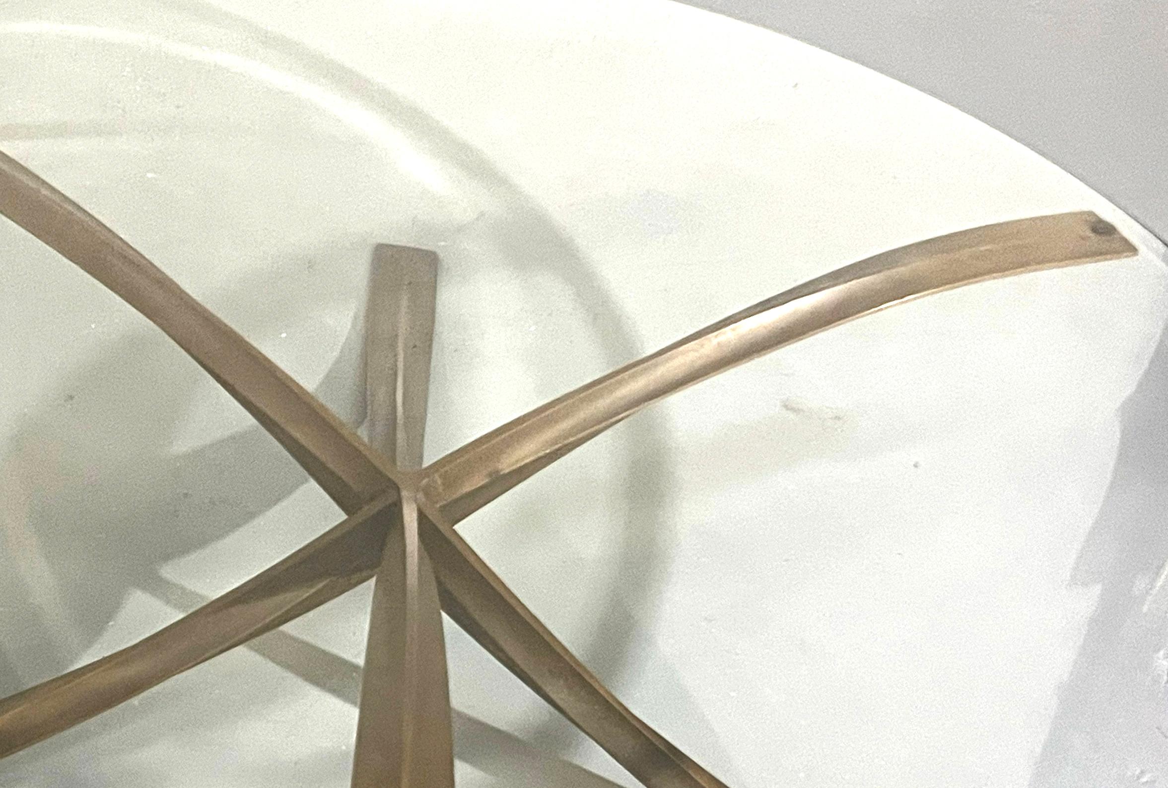 Michel Mangematin Sculptural Coffee Table with Crossed Bronze Base and Glass Top Francés en venta