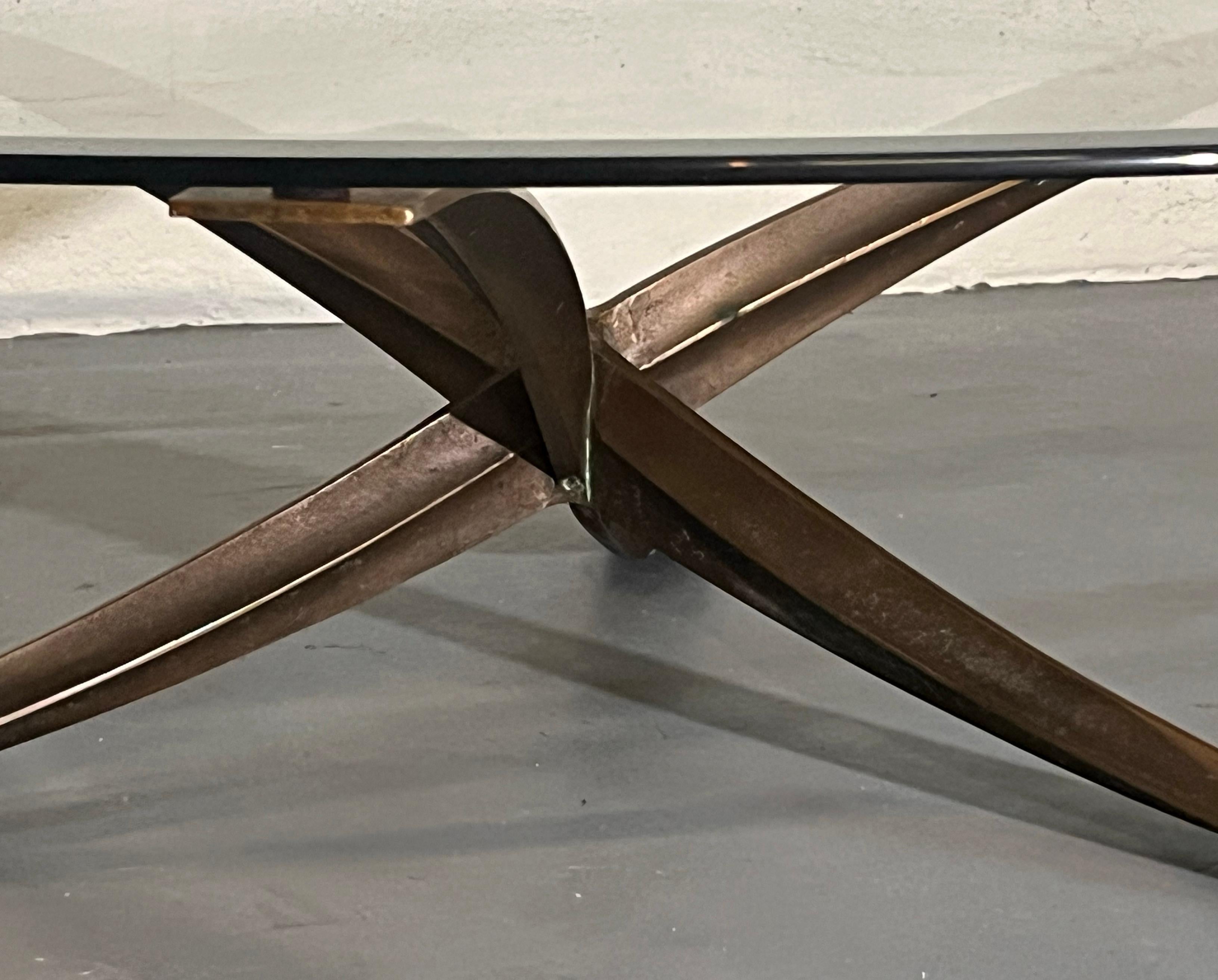 Michel Mangematin Sculptural Coffee Table with Crossed Bronze Base and Glass Top en Excelente estado para la venta en Miami, FL