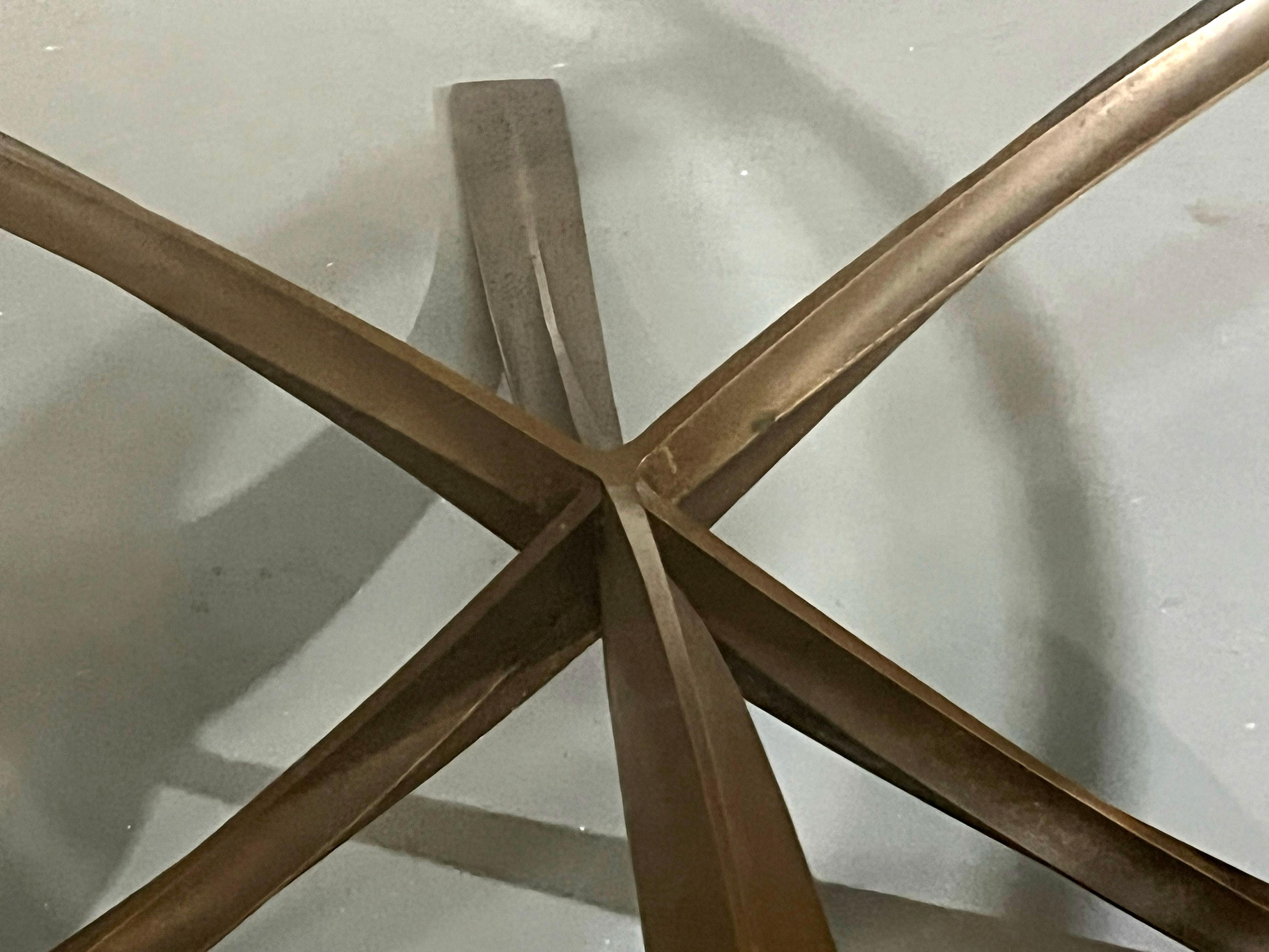 Michel Mangematin Sculptural Coffee Table with Crossed Bronze Base and Glass Top siglo XX en venta
