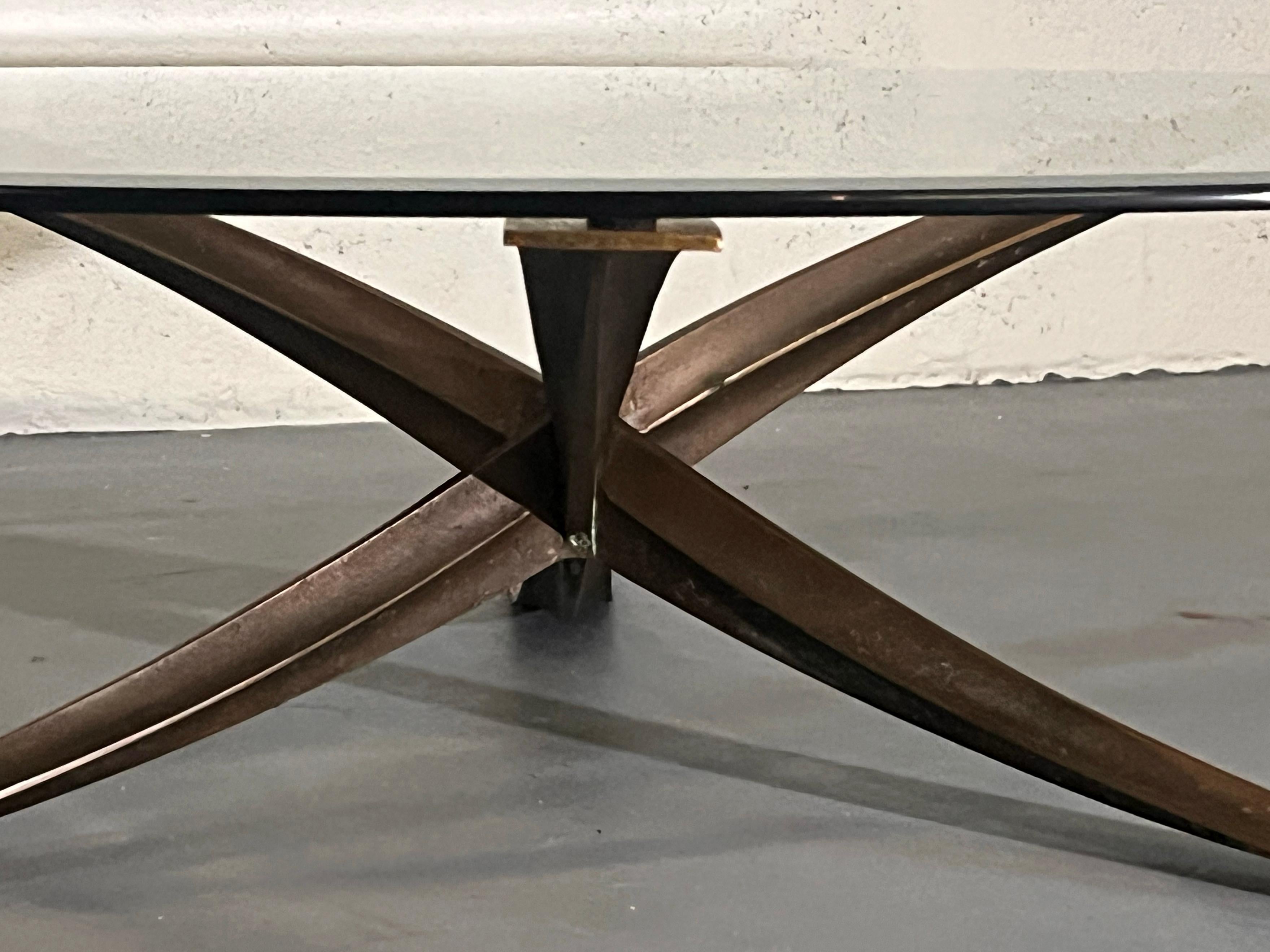 Michel Mangematin Sculptural Coffee Table with Crossed Bronze Base and Glass Top Bronce en venta