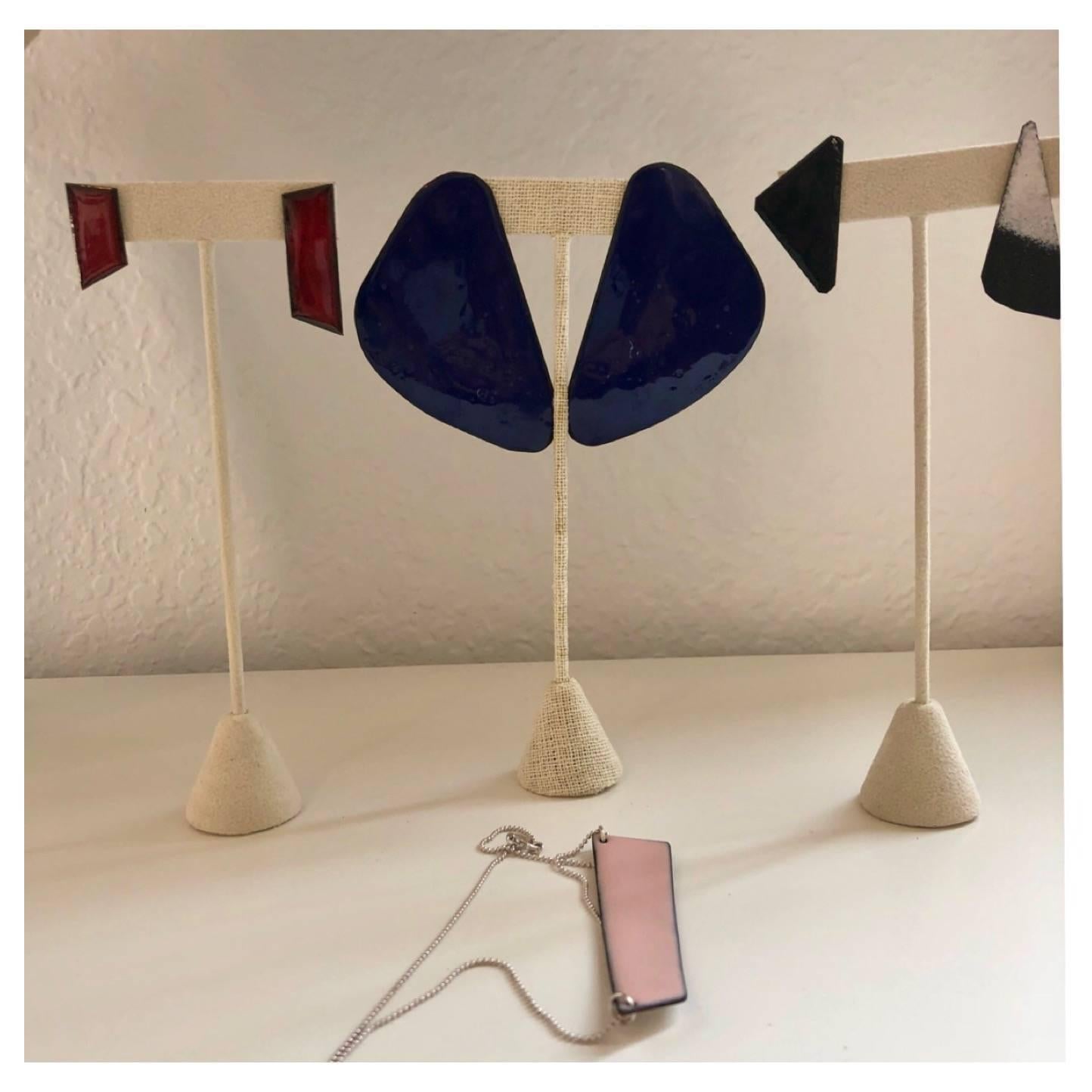  Michel McNabb for Basha Gold Black and White Enamel Triangle Earrings In New Condition For Sale In Boca Raton, FL