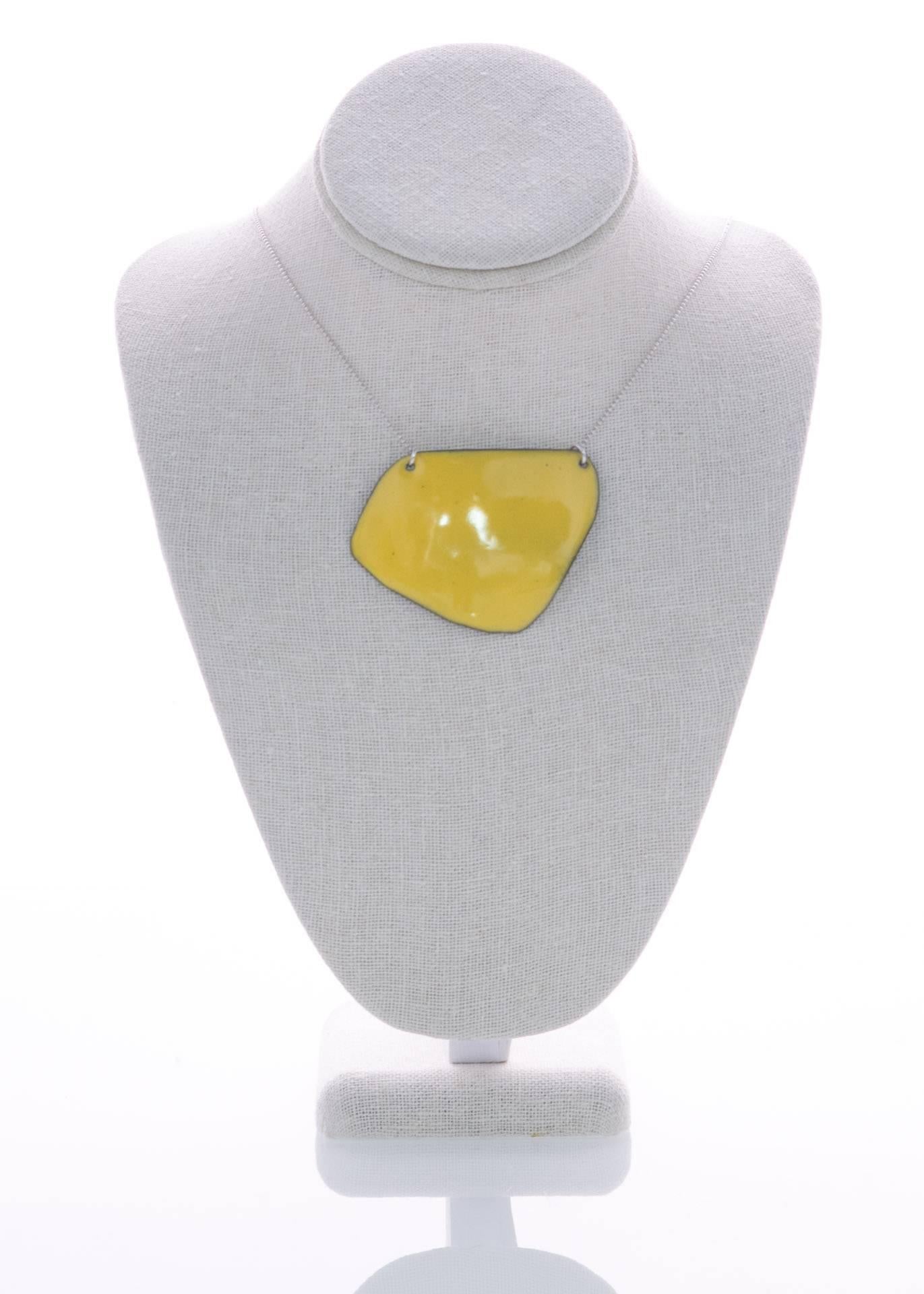 Moderne Michel McNabb for Basha, collier à pendentif en argent avec pendentif en or, émail et limoncello en vente