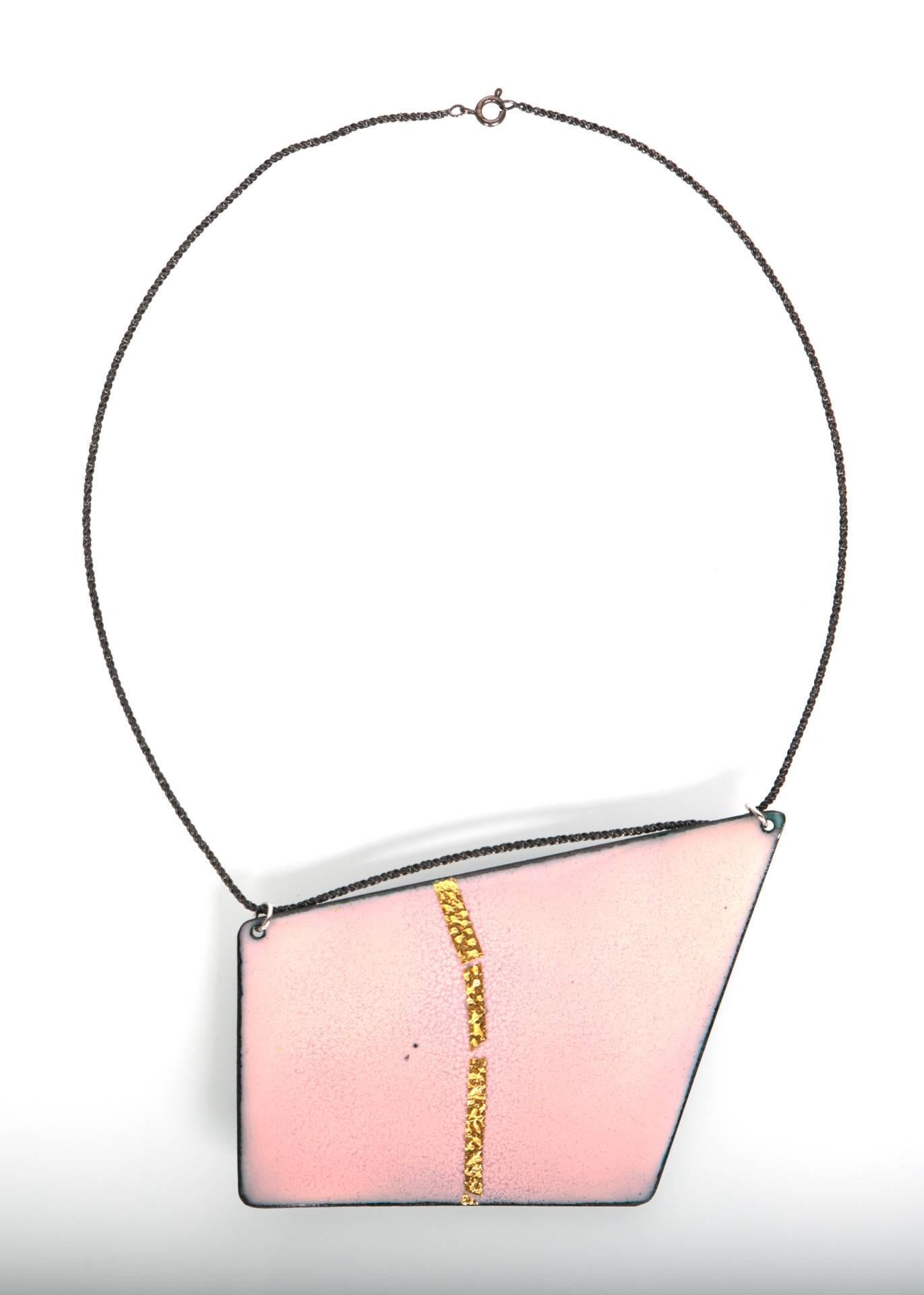 Michel McNabb für Basha Gold Wendbare blaue und rosa quadratische Halskette (Moderne) im Angebot