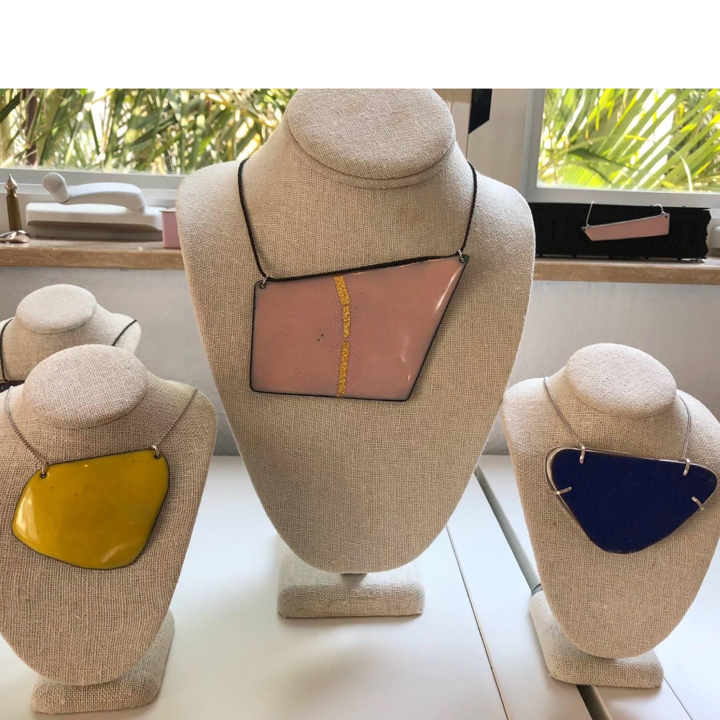 Michel McNabb für Basha Gold Wendbare blaue und rosa quadratische Halskette im Angebot 1