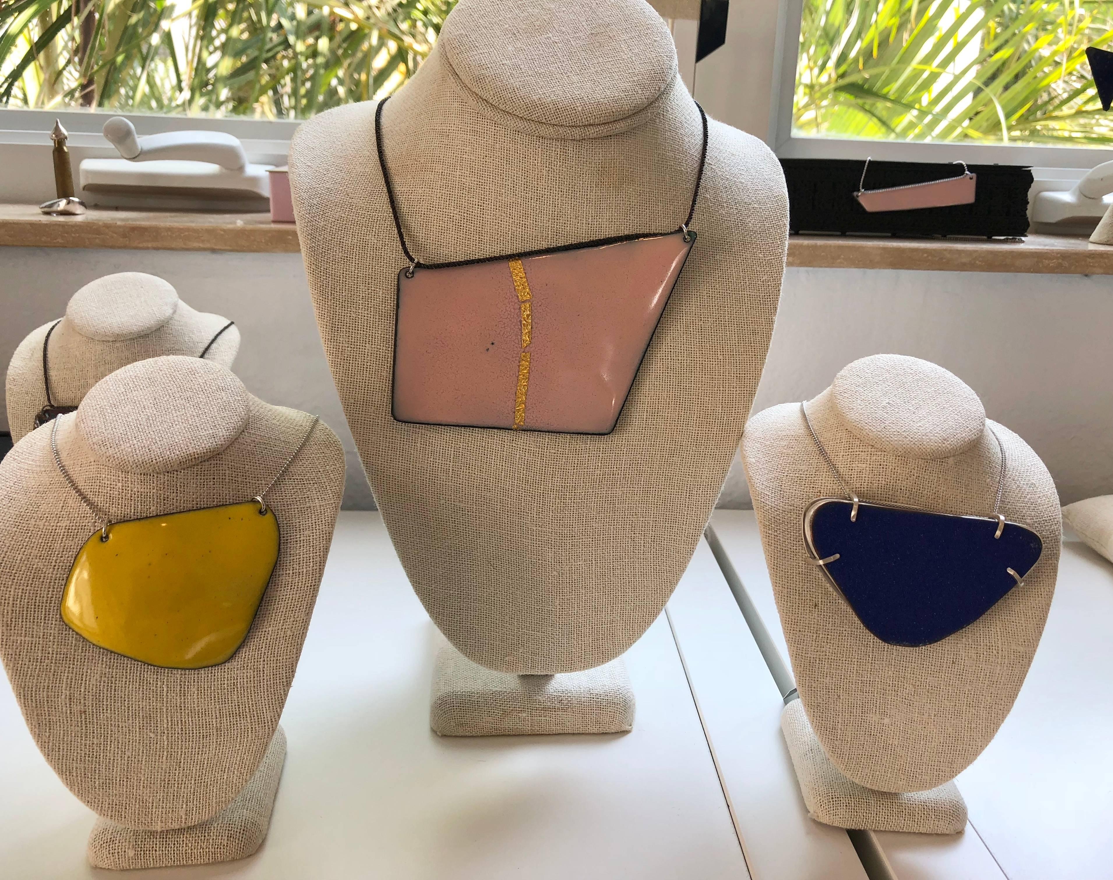 Michel McNabb for Basha Gold Reversible Blue and Pink Quadrilateral Necklace In Excellent Condition For Sale In Boca Raton, FL