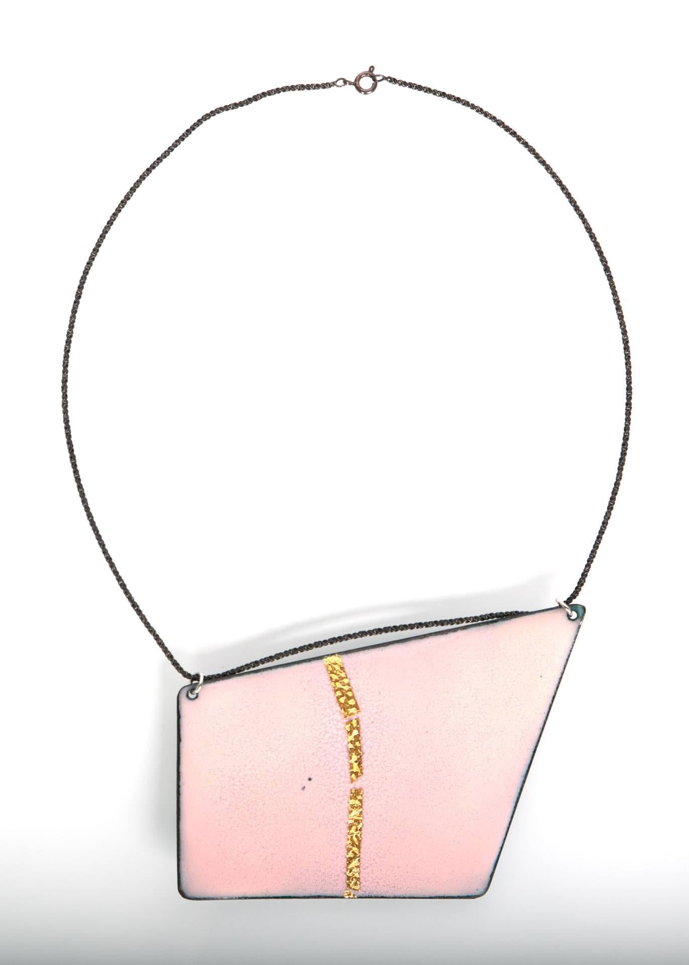 Michel McNabb für Basha Gold Wendbare blaue und rosa quadratische Halskette im Angebot 2