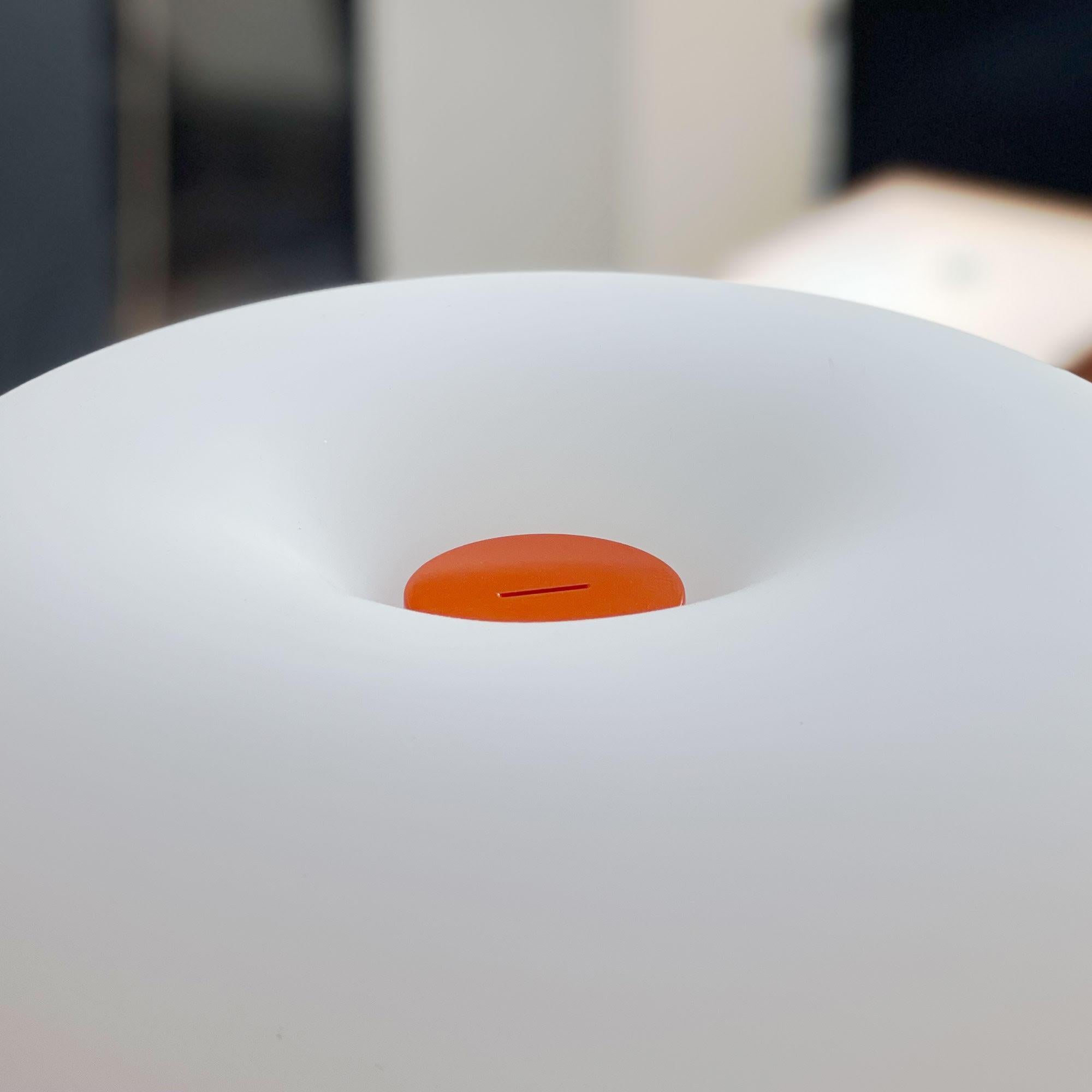 Lampe de table en métal et verre Michel Mortier 10497 pour Disderot en orange.

Conçue à l'origine en 1972, cette lampe de table sculpturale est une nouvelle édition numérotée produite avec un certificat d'authentification. Fabriqué en France par