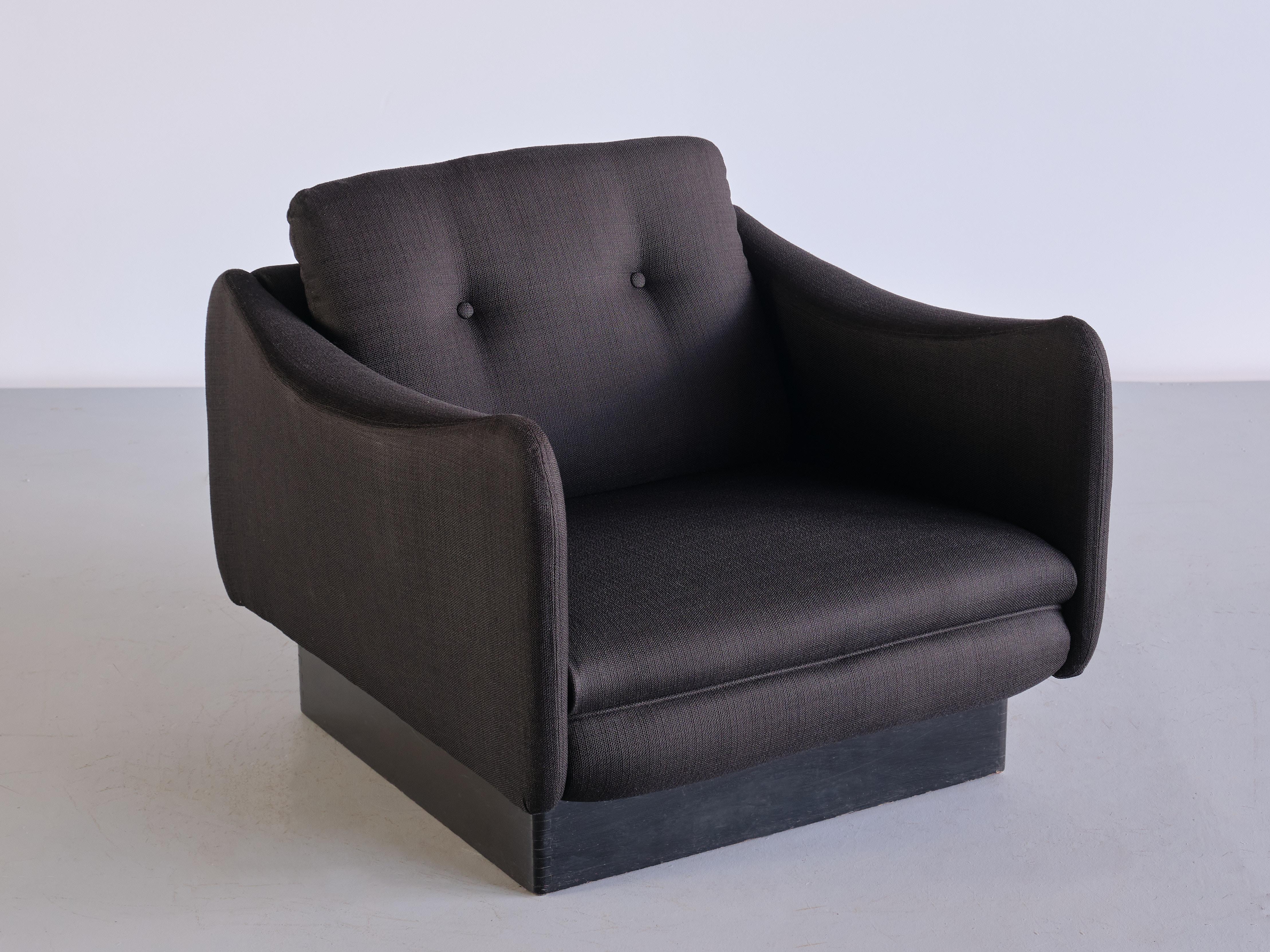 This striking lounge chair was designed by Michel Mortier and produced by the French manufacturer Sièges Steiner in 1963. This particular model named 'Teckel' and is one of the best known designs by Mortier. The square base of this low lounge is in