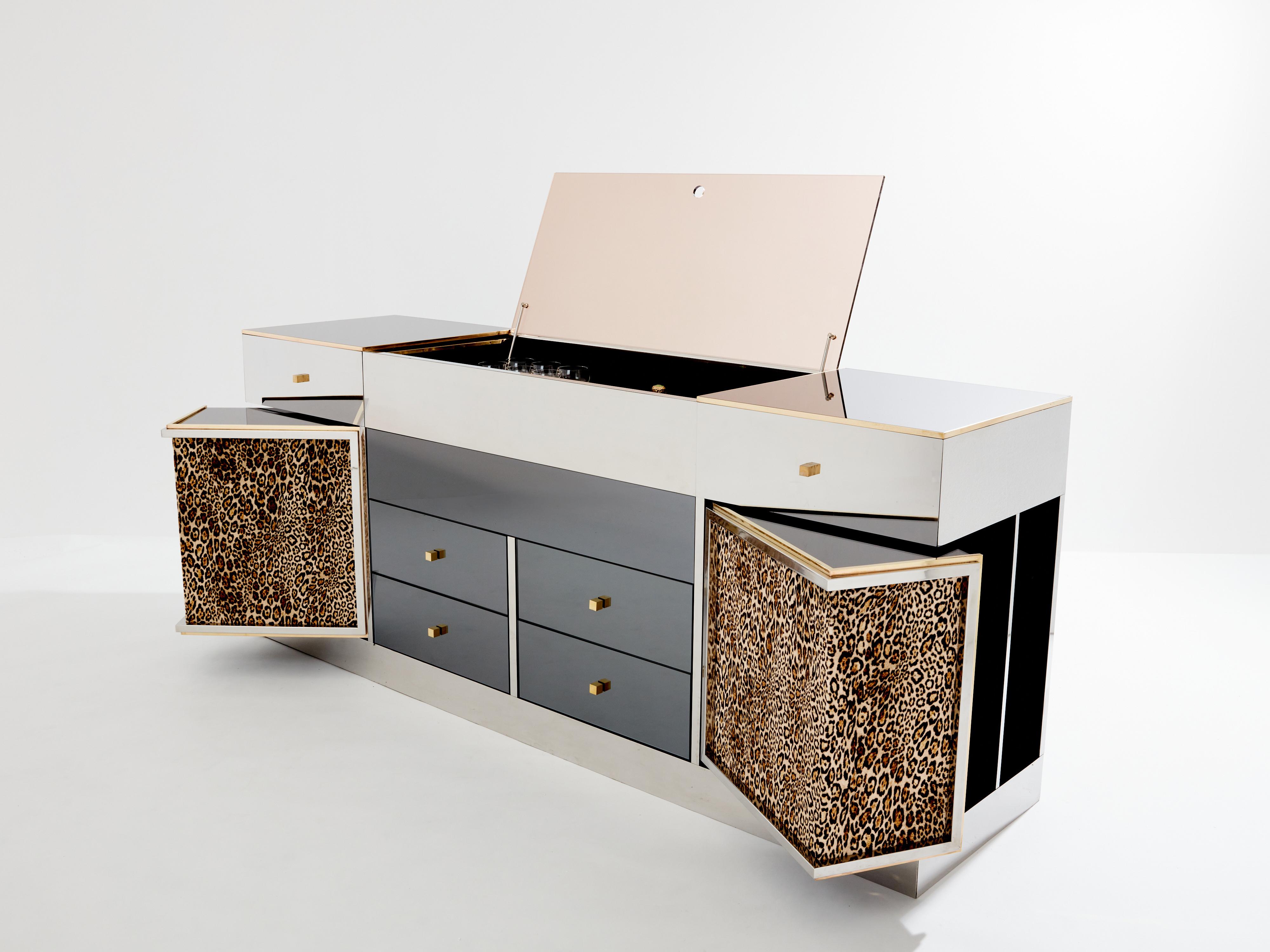 Mid-Century moderno Michel Pigneres credenza bar leopardata a specchio in ottone 1969 in vendita