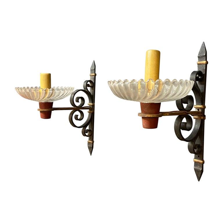 Michel Zadounaïsky 1903-1983 (zugeschrieben) vier Leuchter aus Schmiedeeisen, lackiertem und vergoldetem Eisen, Becher aus Baccarat-Kristall
Ein Anhänger am Modell ist ebenfalls erhältlich.