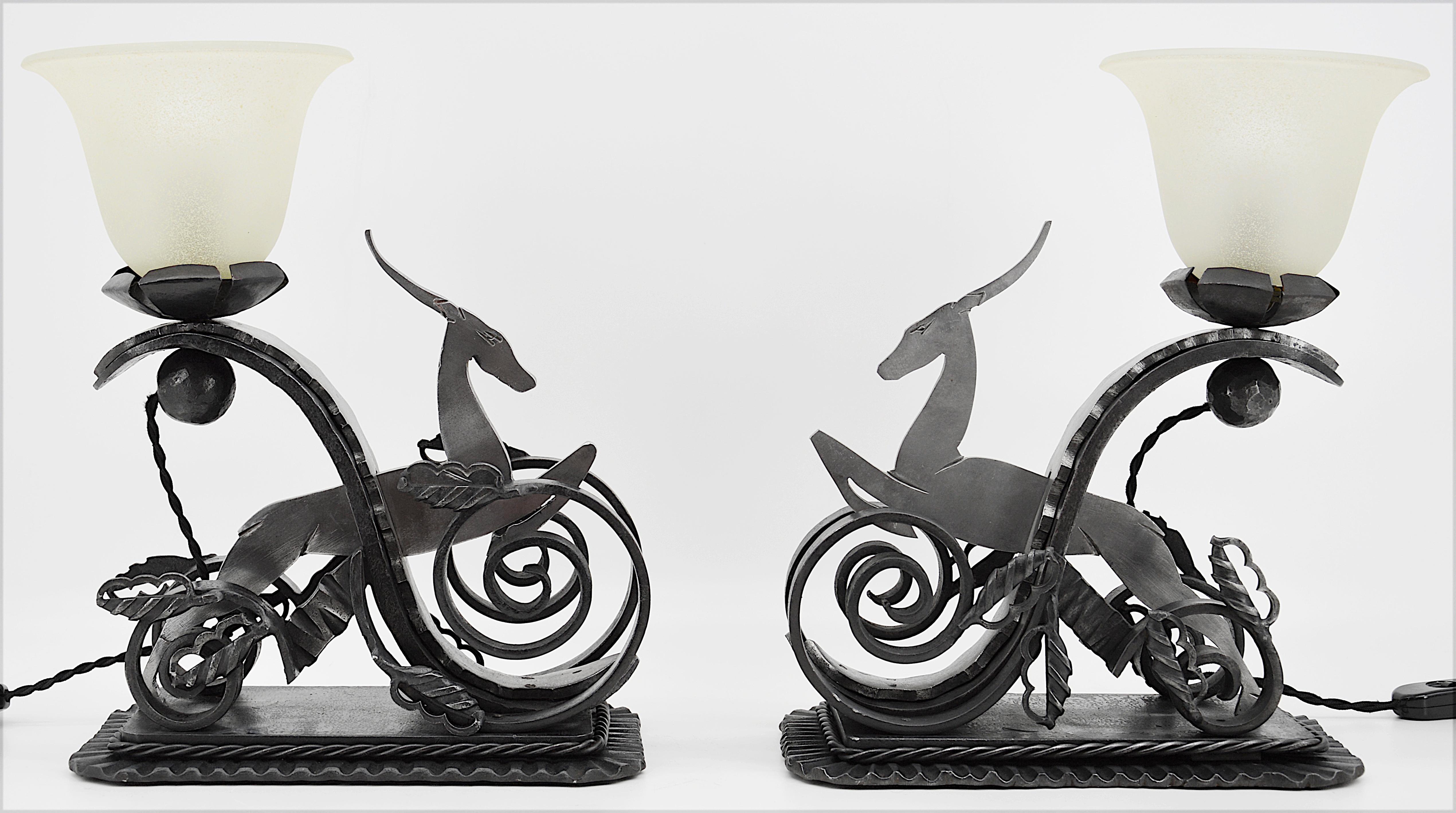 Paar Tischlampen von Michel Zadounaisky, Frankreich, 1930er Jahre. Teilweise schwarz patinierte Antilopen aus Schmiedeeisen. Abmessungen: Länge je 26 cm (10.2