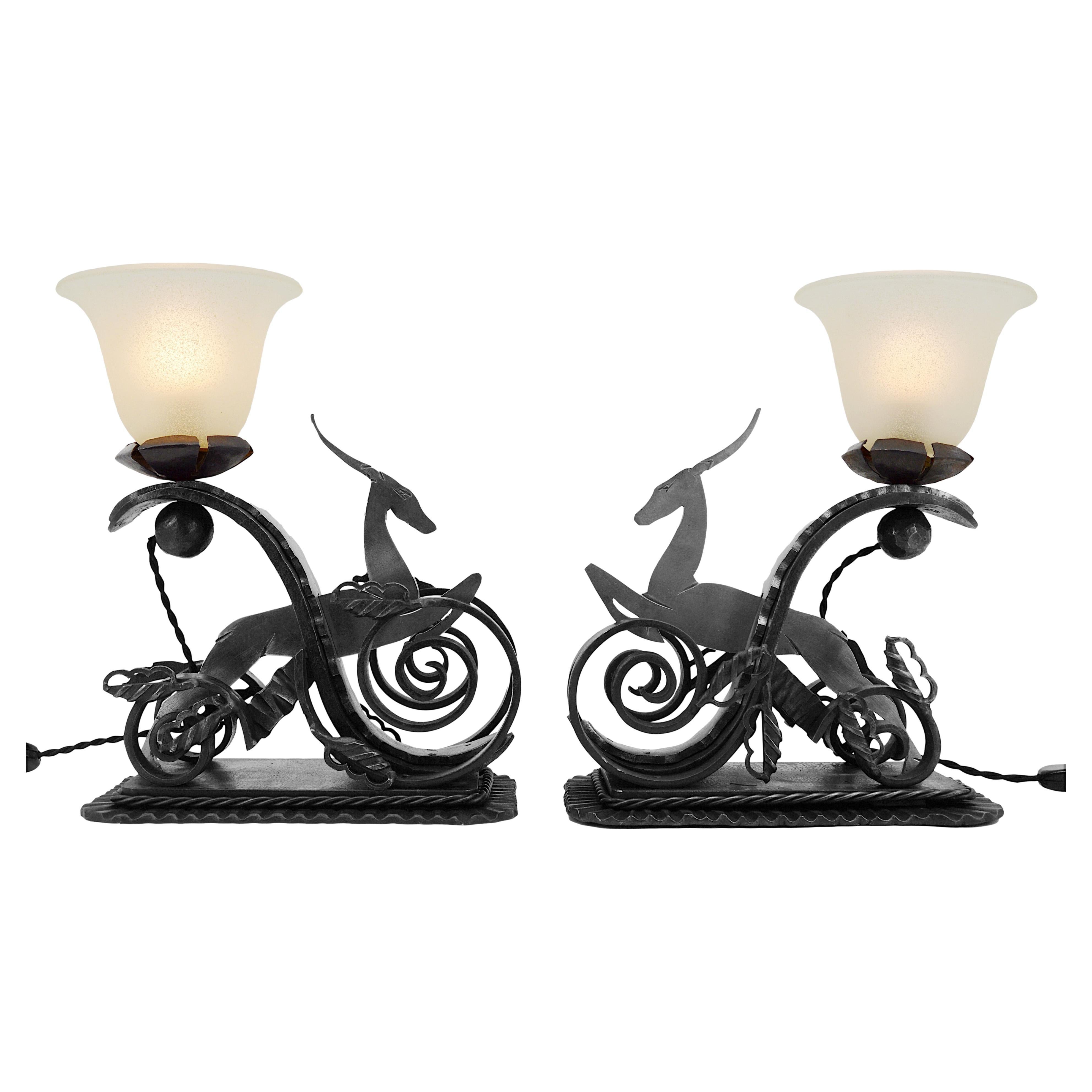 Pareja de lámparas de sobremesa de Michel Zadounaisky, Francia, años 30. Antílopes de hierro forjado parcialmente patinados en negro. Medidas: Cada una: longitud 26 cm, altura sin pantalla 25 cm, altura con pantalla 44,5 cm, profundidad 15,5 cm,