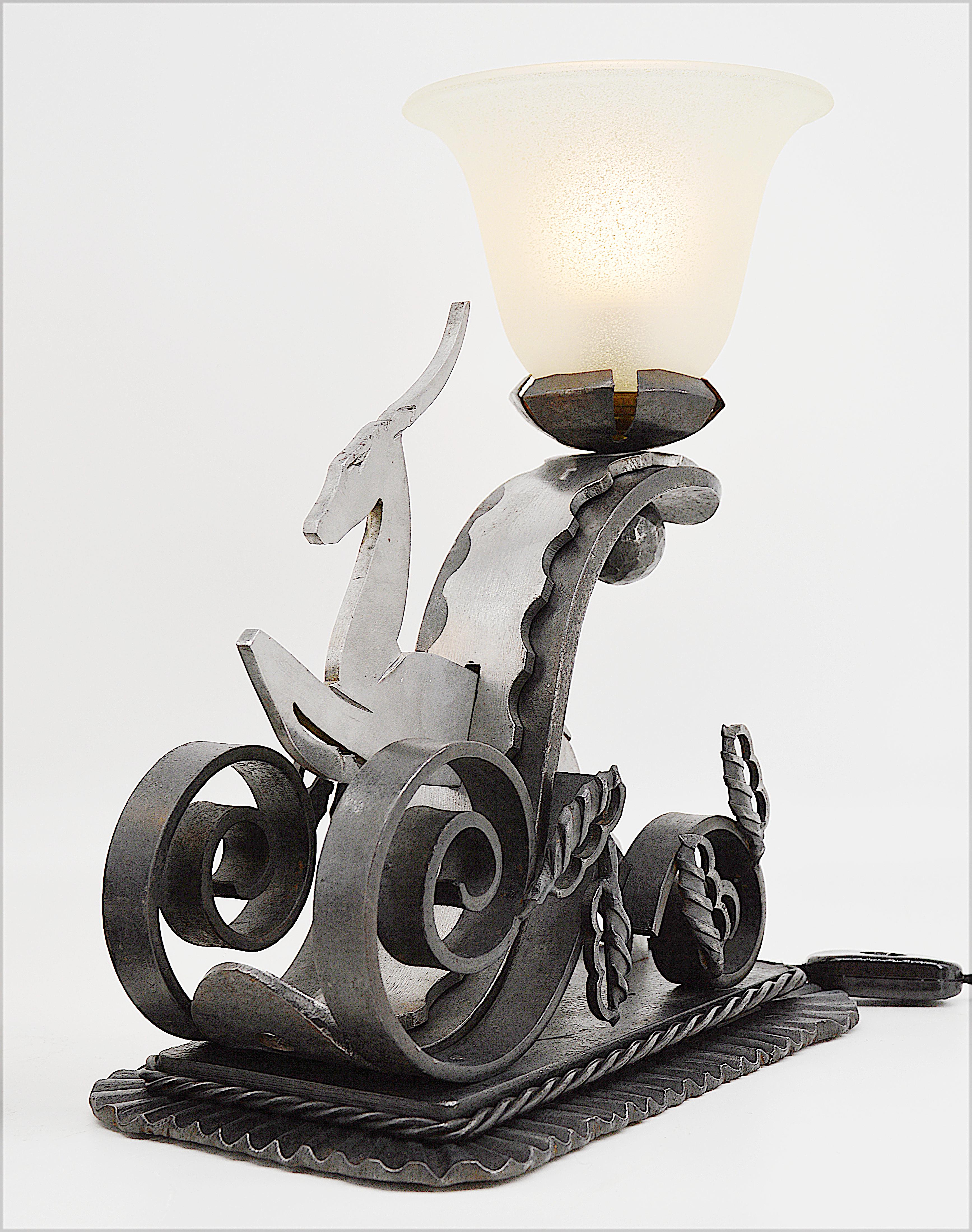 Michel Zadounaïsky Französisches Art-Déco-Lampenpaar aus Schmiedeeisen mit Antilope, 1930er Jahre im Zustand „Hervorragend“ im Angebot in Saint-Amans-des-Cots, FR